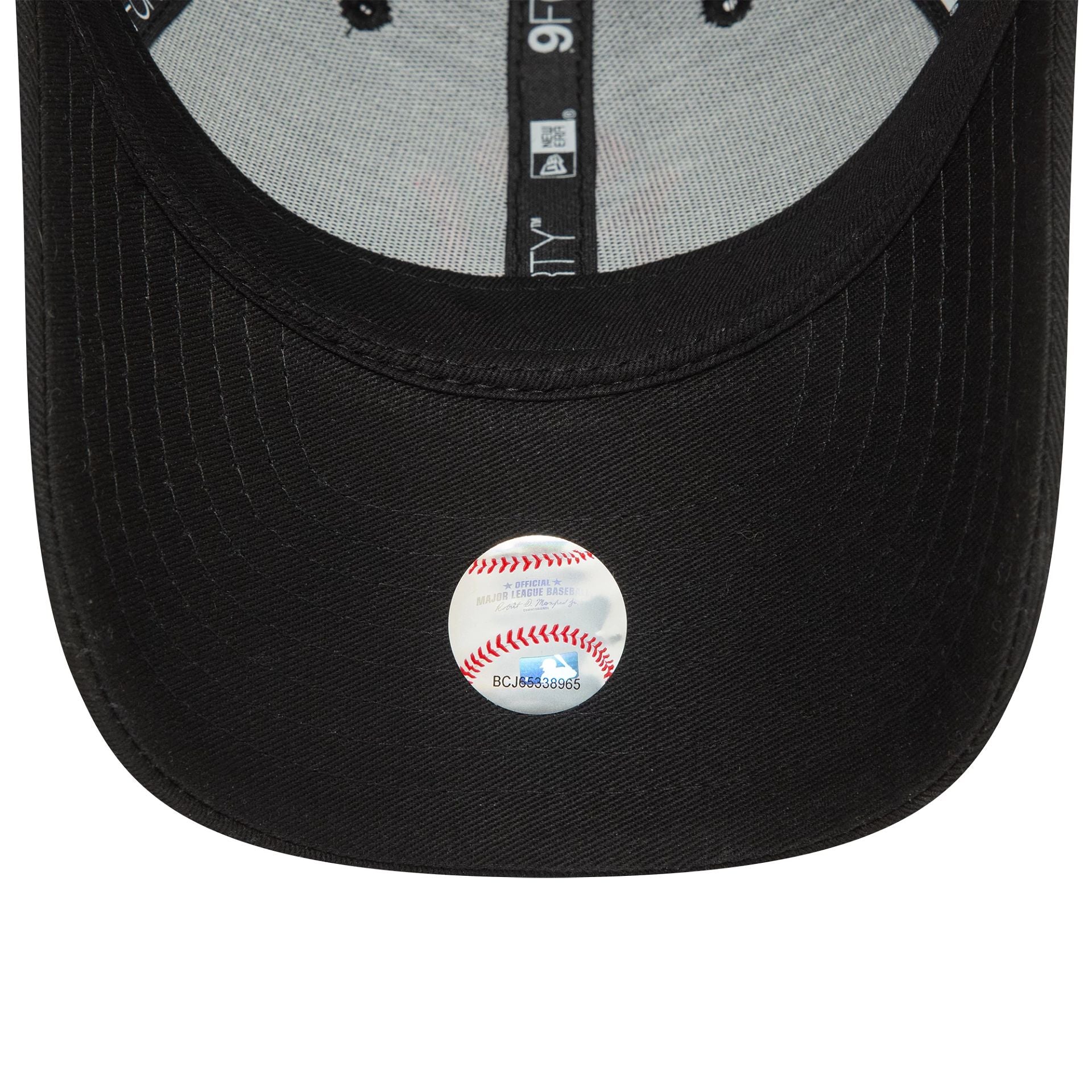 This is a New York Yankees Youth Neon Black 9FORTY Adjustable Cap 5