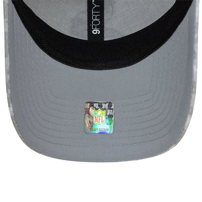 This is a Minnesota Vikings NFL Salute To Service 2024 White 9FORTY Stretch Snap Adjustable Cap 2