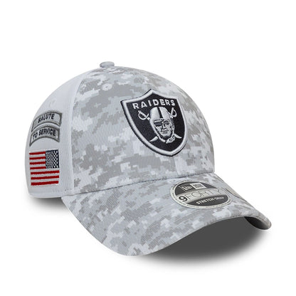 This is a Las Vegas Raiders NFL Salute To Service 2024 White 9FORTY Stretch Snap Adjustable Cap 1