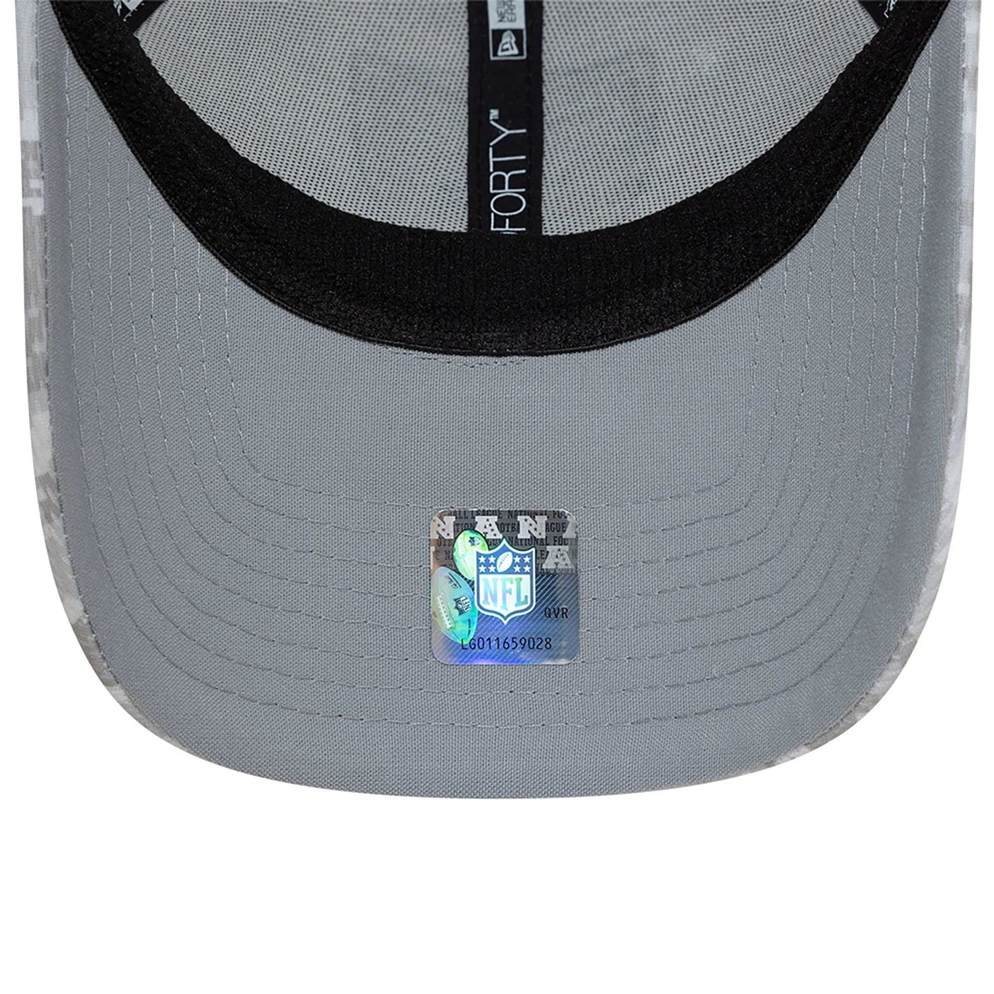 This is a Las Vegas Raiders NFL Salute To Service 2024 White 9FORTY Stretch Snap Adjustable Cap 2