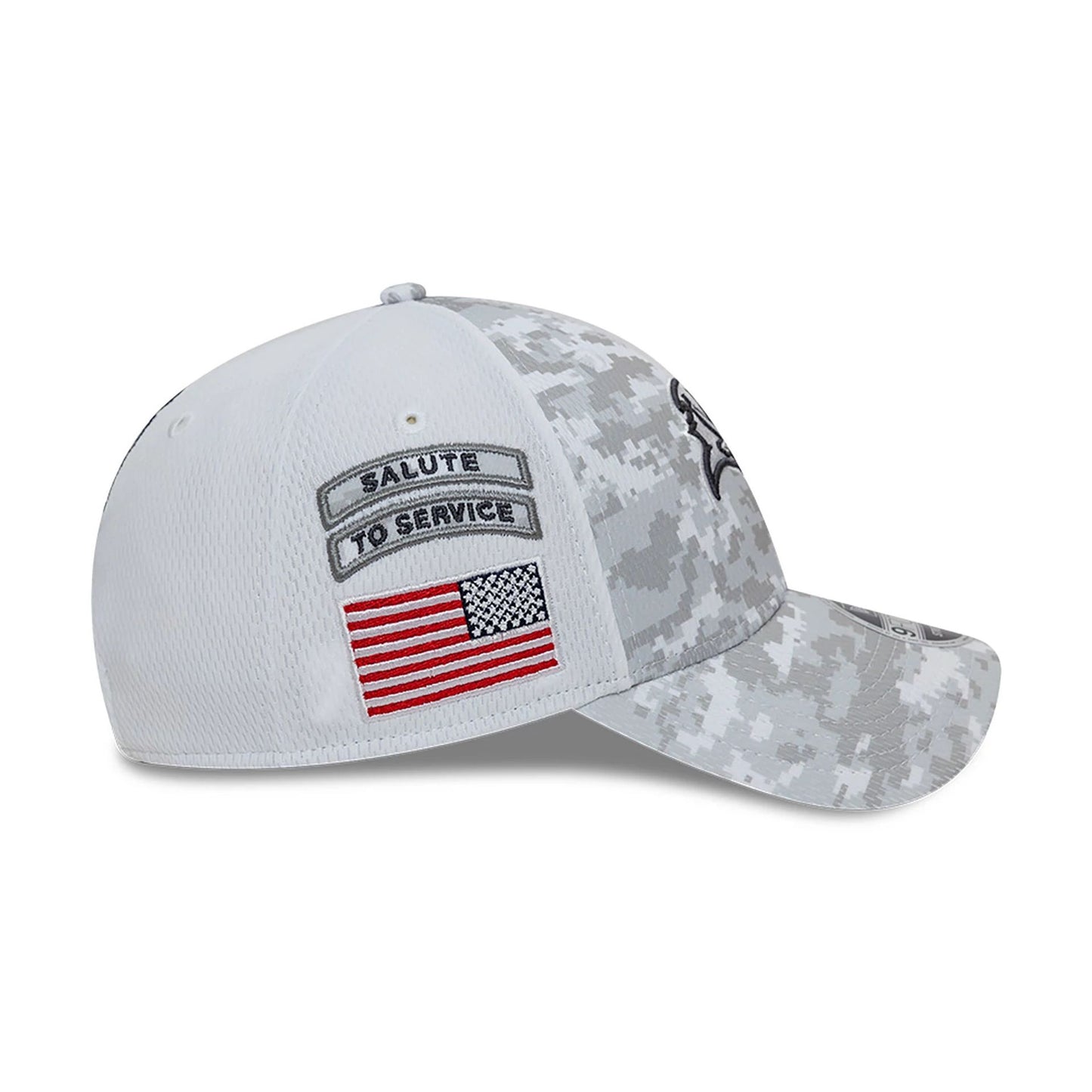 This is a Tampa Bay Buccaneers NFL Salute To Service 2024 White 9FORTY Stretch Snap Adjustable Cap 6