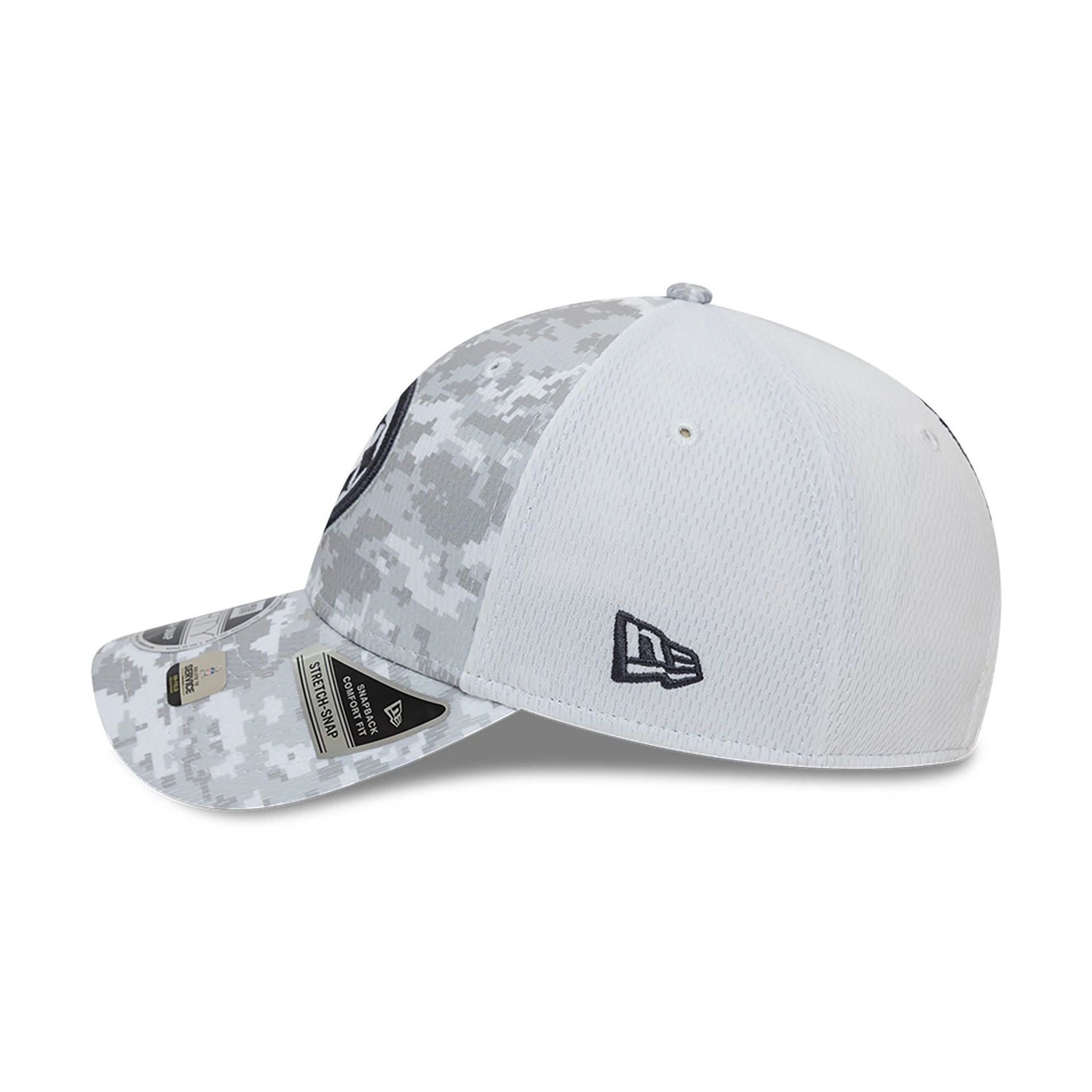 This is a Pittsburgh Steelers NFL Salute To Service 2024 White 9FORTY Stretch Snap Adjustable Cap 7