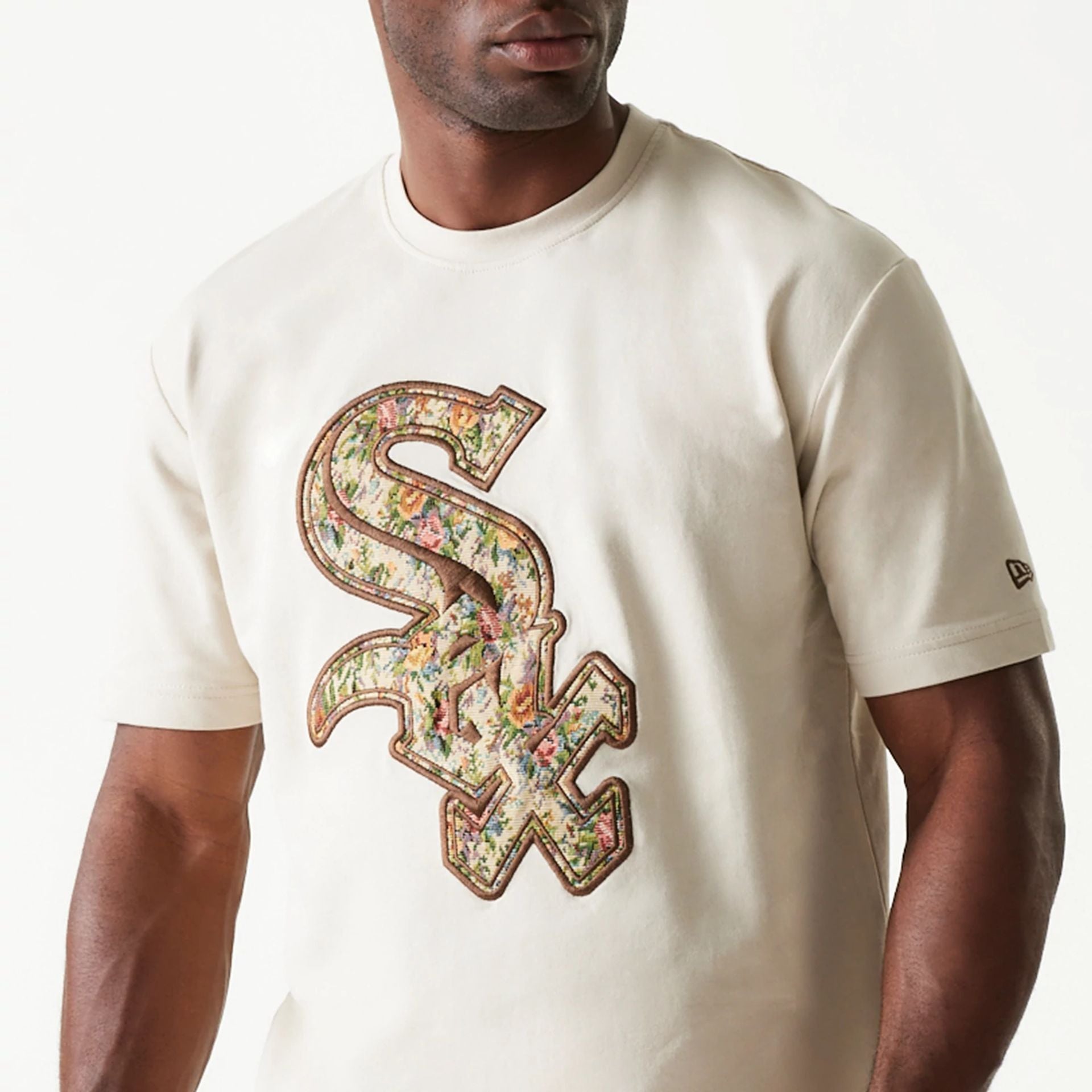 The Male model is wearing Chicago White Sox Upholstery Light Beige T-Shirt 3