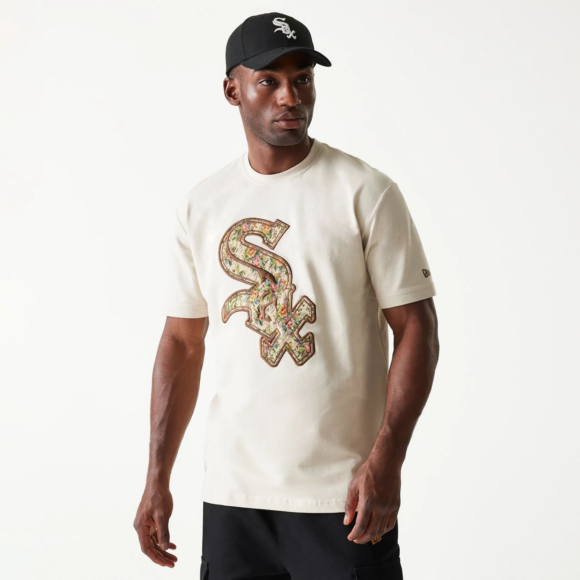 The Male model is wearing Chicago White Sox Upholstery Light Beige T-Shirt 1