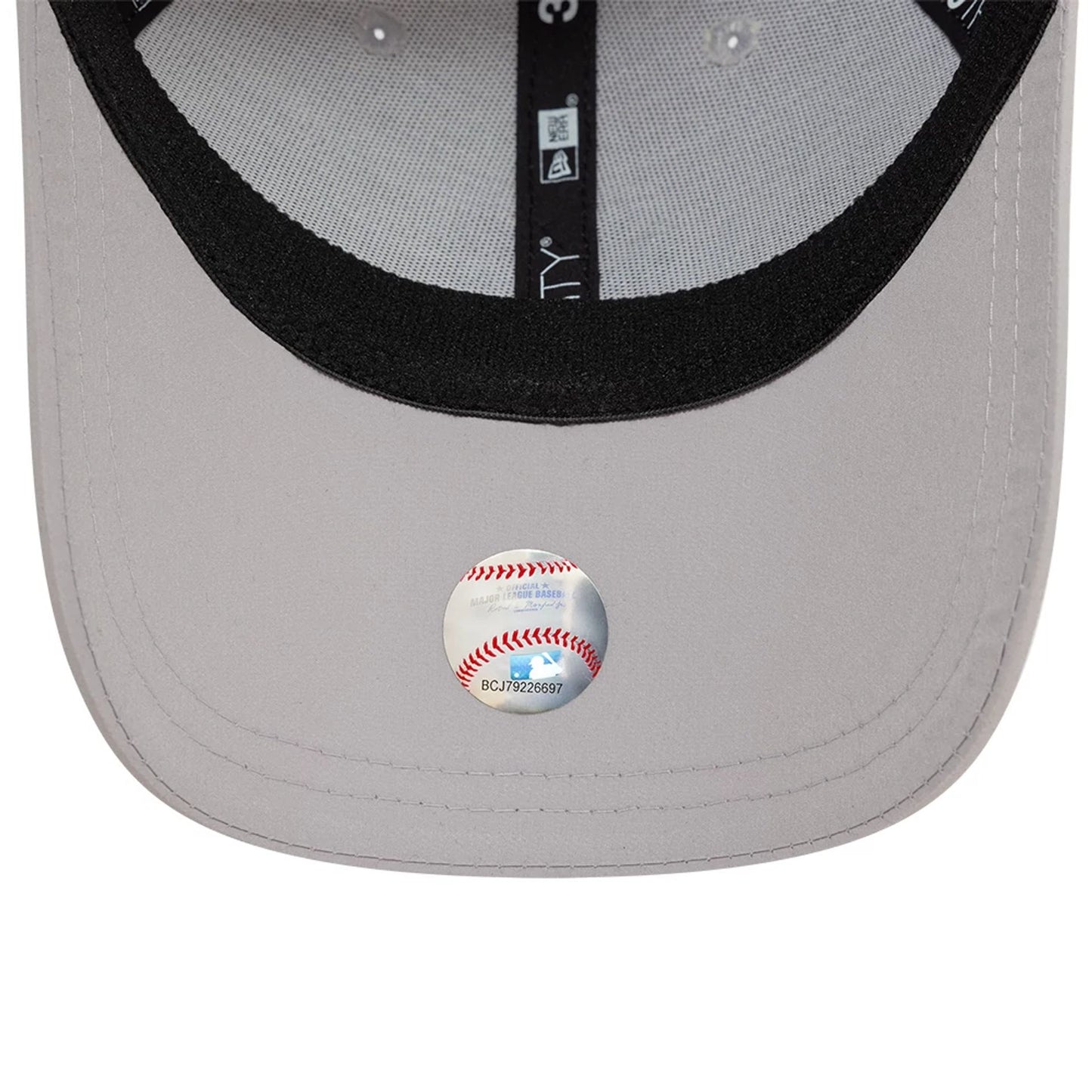 This is a New York Yankees Tech Nylon Grey 39THIRTY Stretch Fit Cap 3