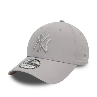 This is a New York Yankees Tech Nylon Grey 39THIRTY Stretch Fit Cap 1