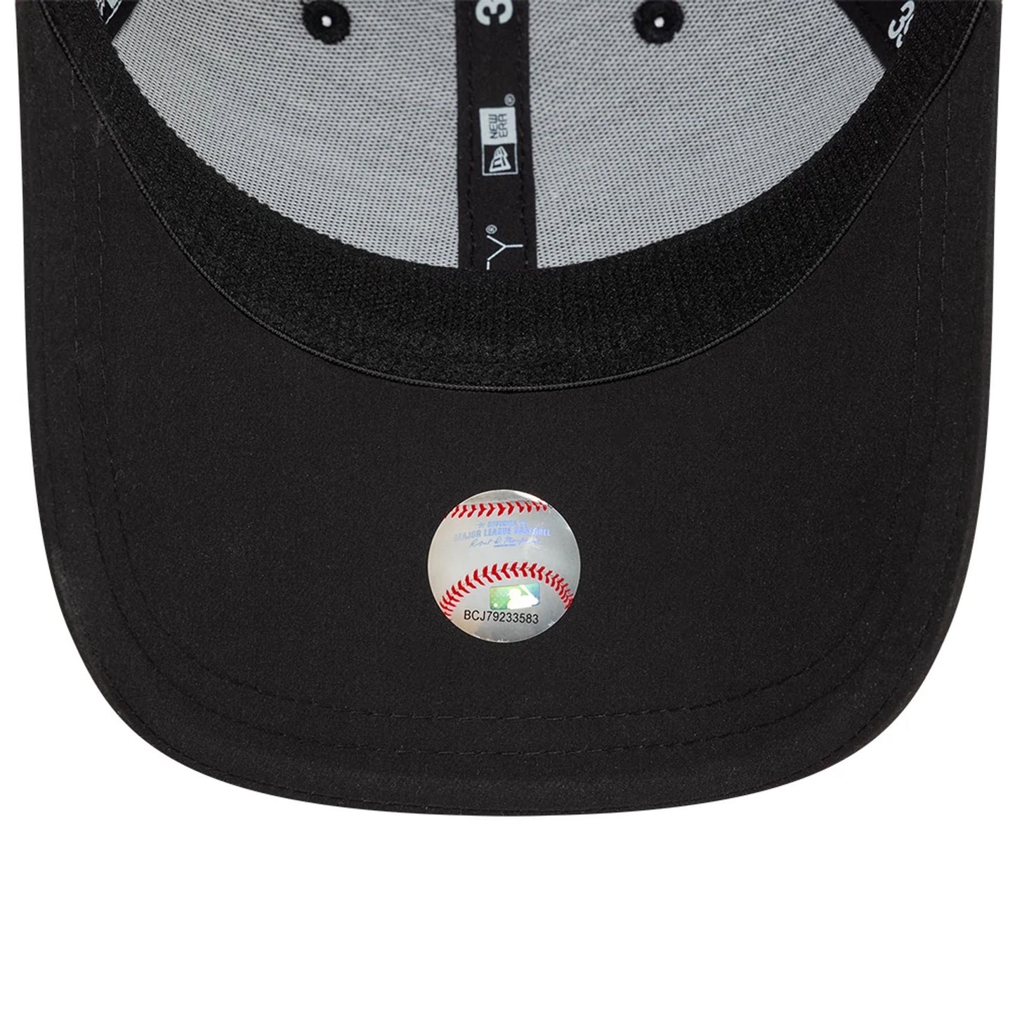 This is a Chicago White Sox Tech Nylon Black 39THIRTY Stretch Fit Cap 5