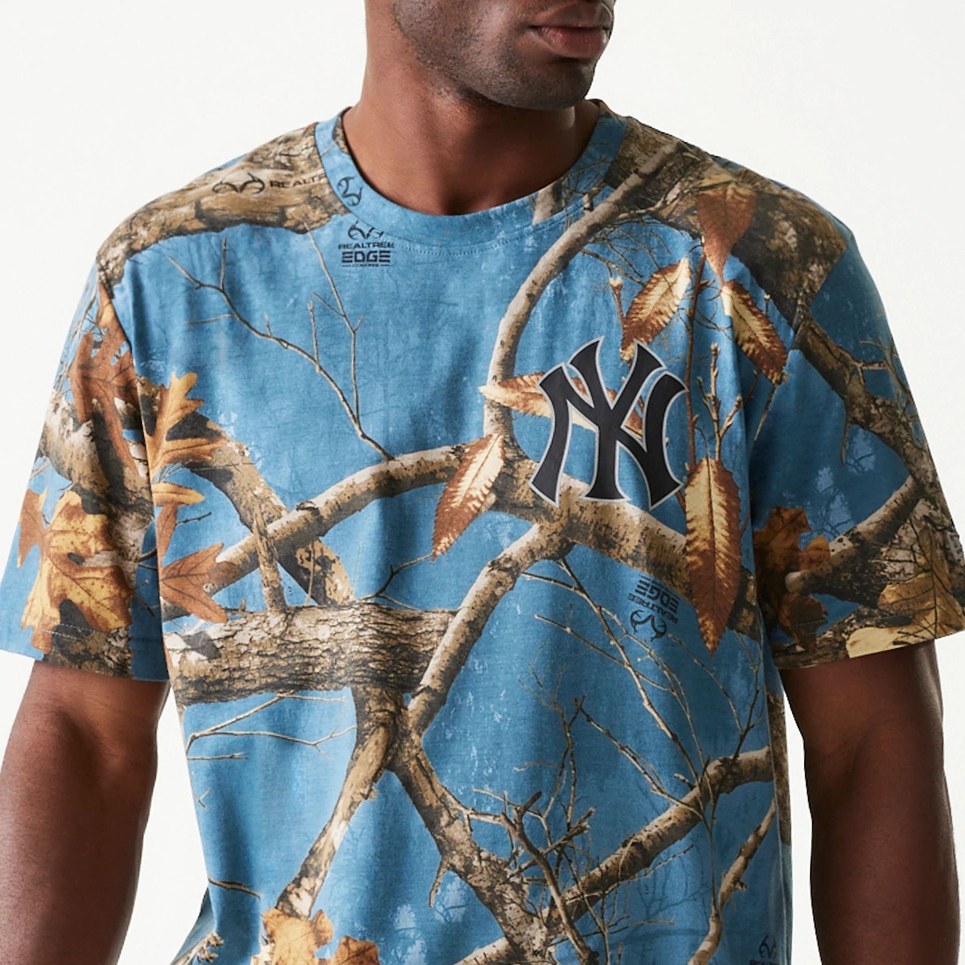 The Male model is wearing New York Yankees Realtree Edge Slate Blue T-Shirt 3