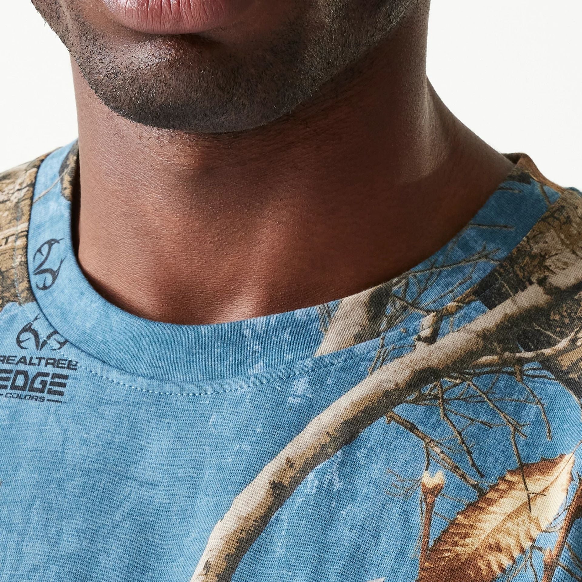 The Male model is wearing New York Yankees Realtree Edge Slate Blue T-Shirt 7