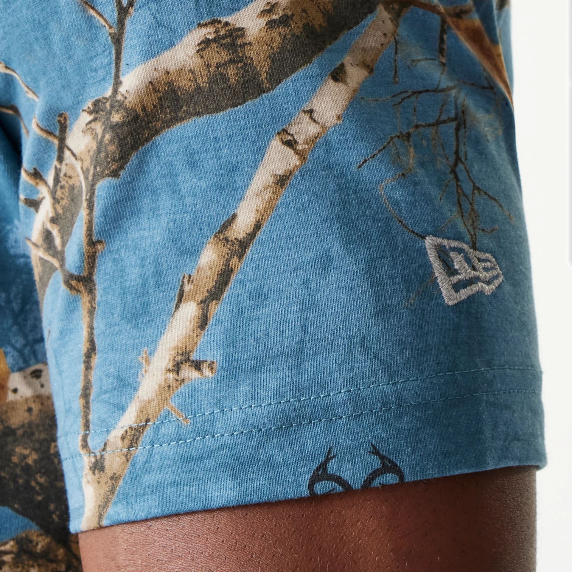 The Male model is wearing LA Dodgers Realtree Edge Slate Blue T-Shirt 5