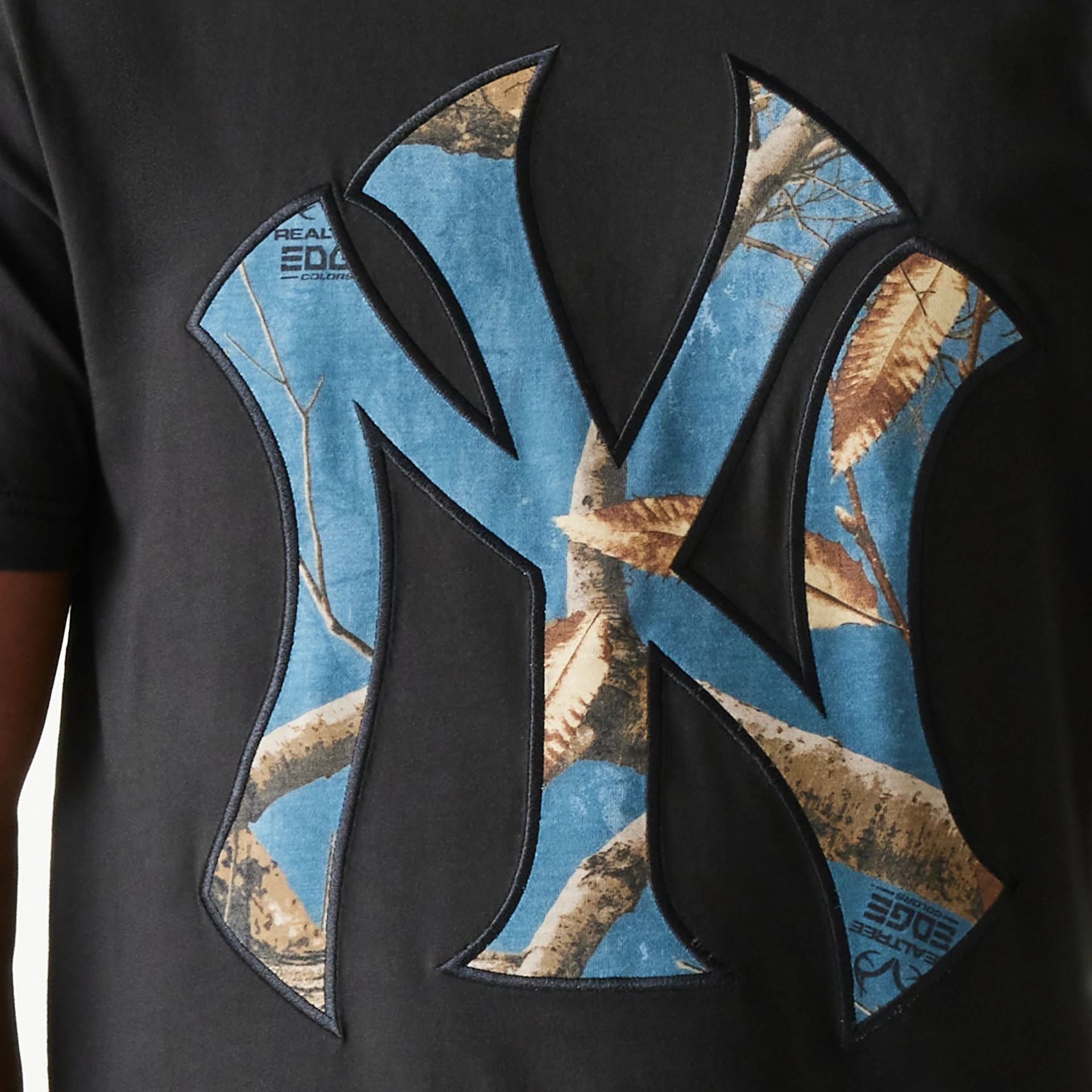 The Male model is wearing New York Yankees Realtree Edge Slate Black T-Shirt 4