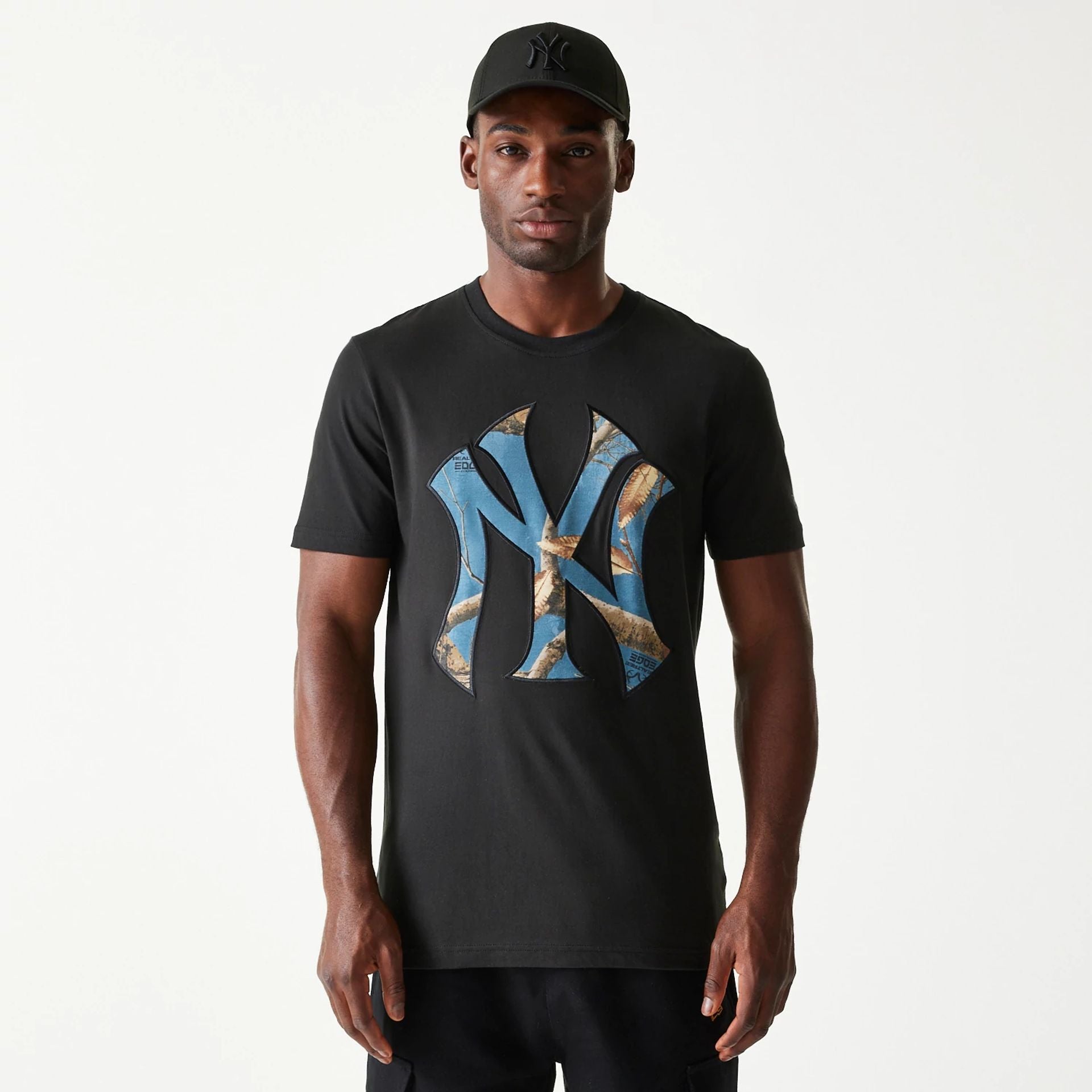 The Male model is wearing New York Yankees Realtree Edge Slate Black T-Shirt 1