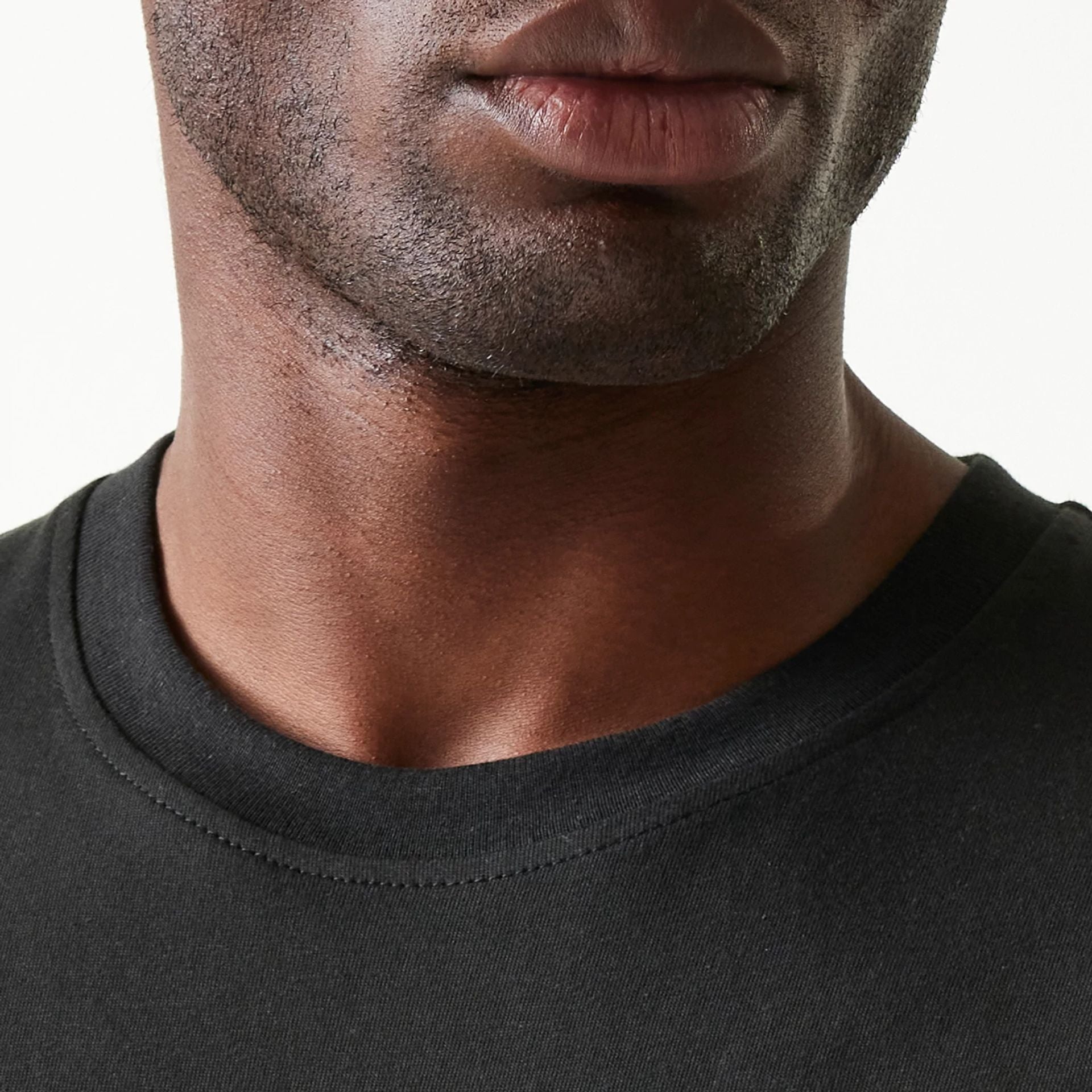 The Male model is wearing New York Yankees Realtree Edge Slate Black T-Shirt 6