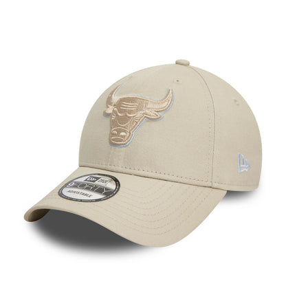 This is a Chicago Bulls Team Outline Cream 9FORTY Adjustable Cap 1