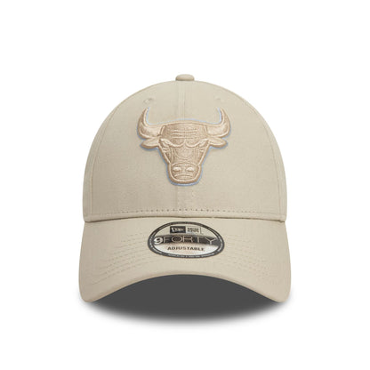 This is a Chicago Bulls Team Outline Cream 9FORTY Adjustable Cap 2