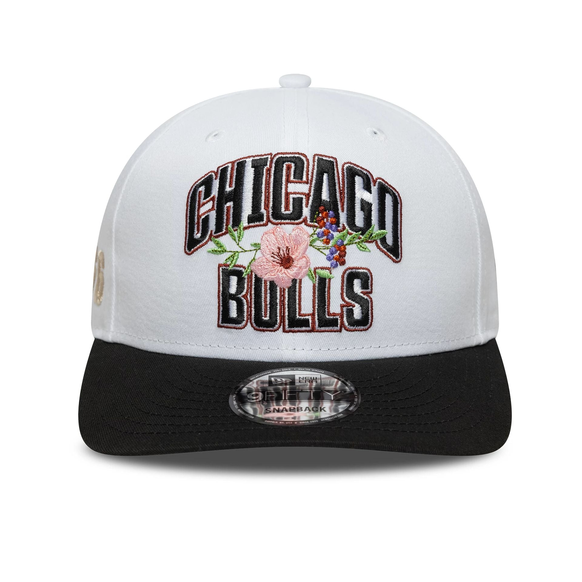 This is a Chicago Bulls NBA Wordmark White 9FIFTY Snapback Adjustable Cap 2