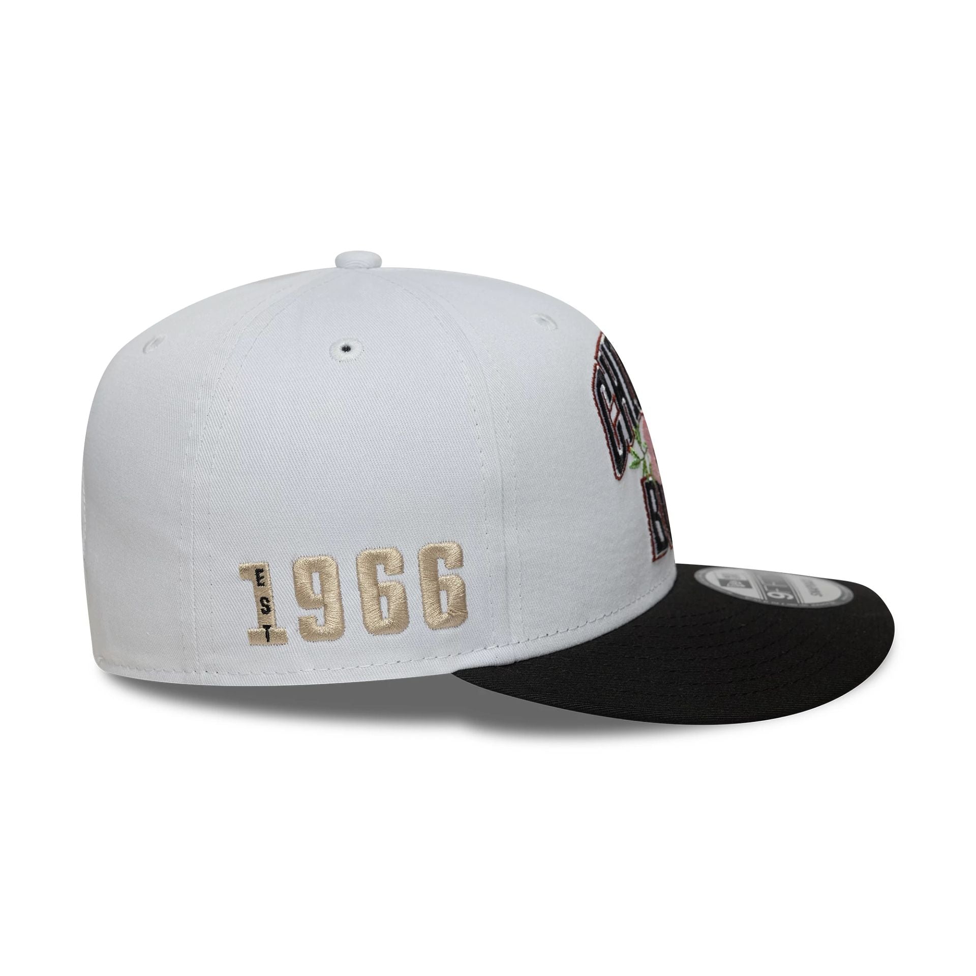 This is a Chicago Bulls NBA Wordmark White 9FIFTY Snapback Adjustable Cap 4