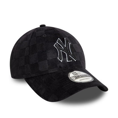 This is a New York Yankees Tonal Check Black 9FORTY Adjustable Cap 3