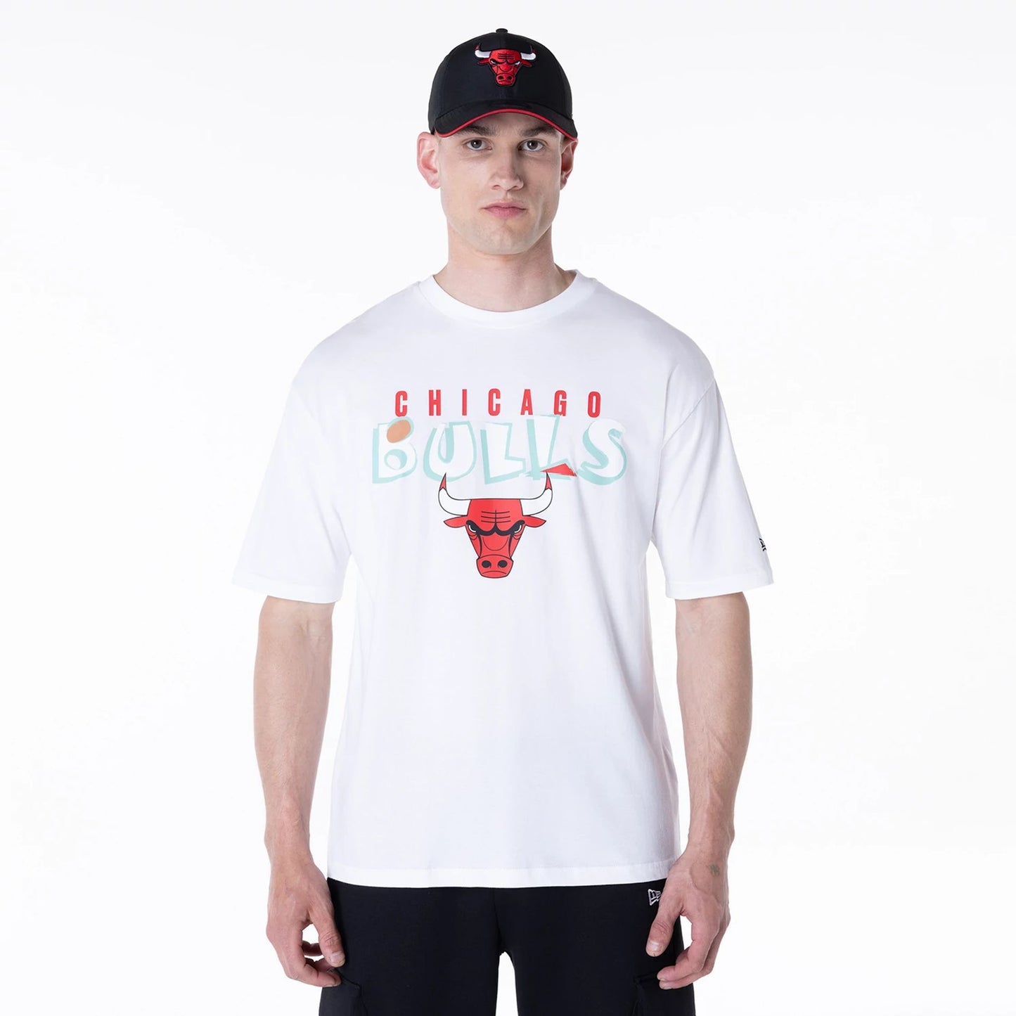 The Male model is wearing Chicago Bulls NBA Graphic White Oversized T-Shirt 1