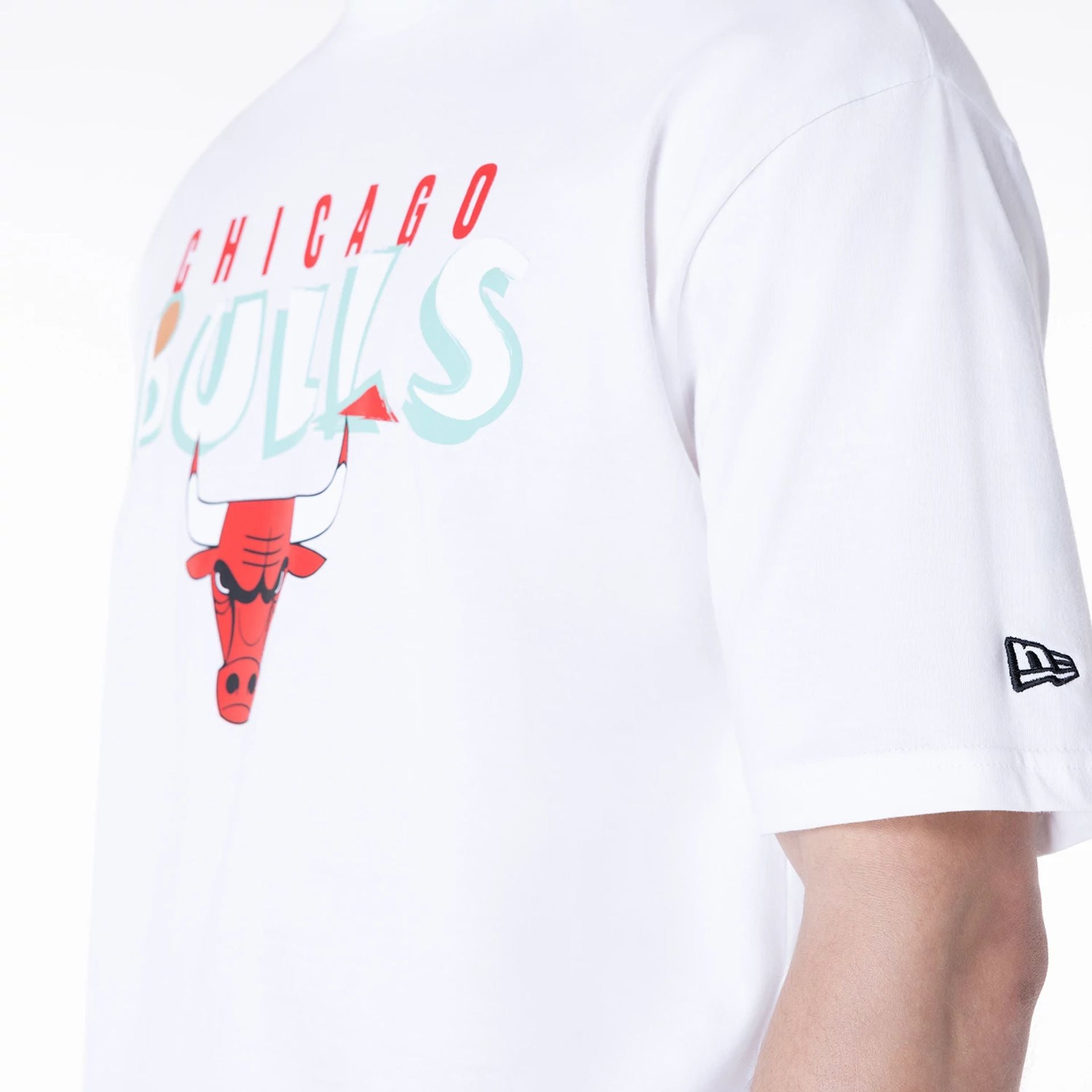 The Male model is wearing Chicago Bulls NBA Graphic White Oversized T-Shirt 5