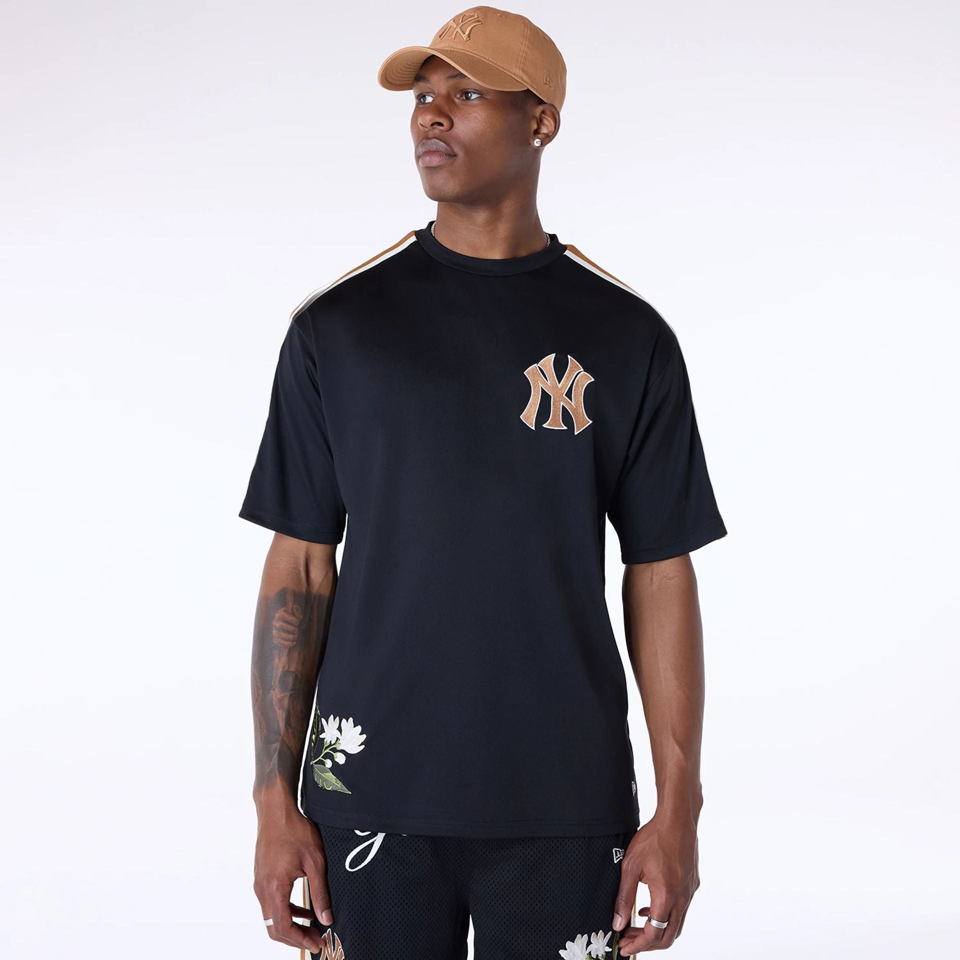 The Male model is wearing New York Yankees MLB Floral Black Oversized T-Shirt 1