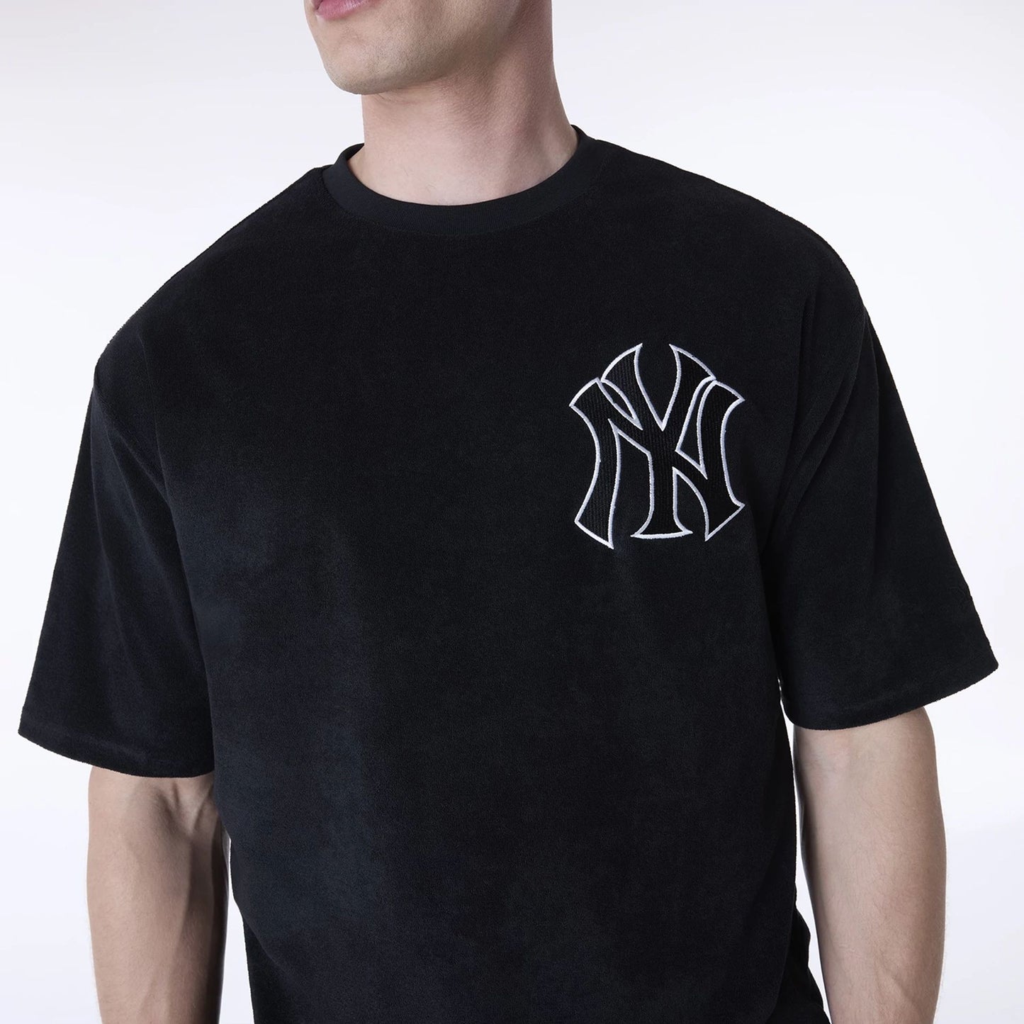 The Male model is wearing New York Yankees MLB Towelling Black Oversized T-Shirt 6