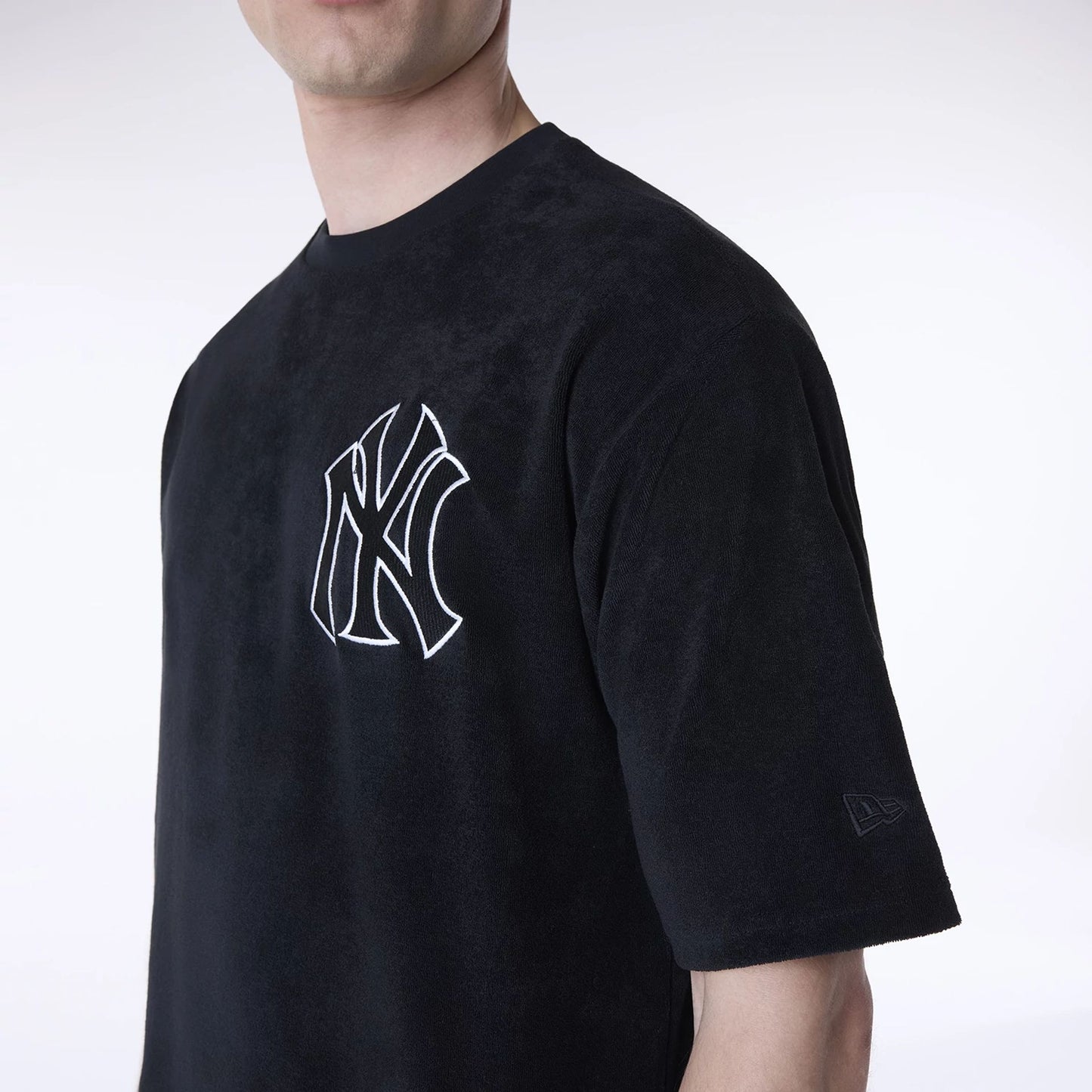 The Male model is wearing New York Yankees MLB Towelling Black Oversized T-Shirt 7