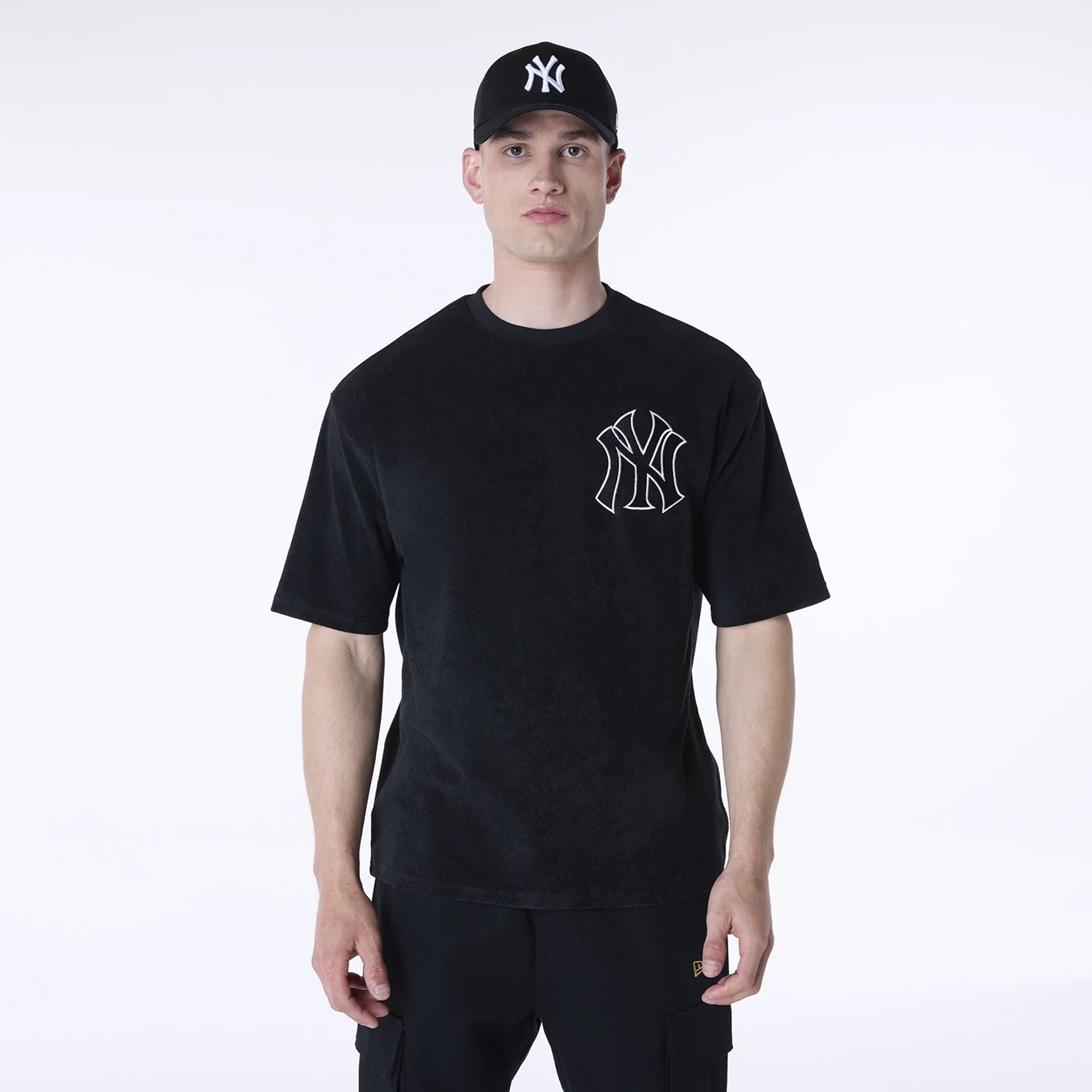 The Male model is wearing New York Yankees MLB Towelling Black Oversized T-Shirt 1