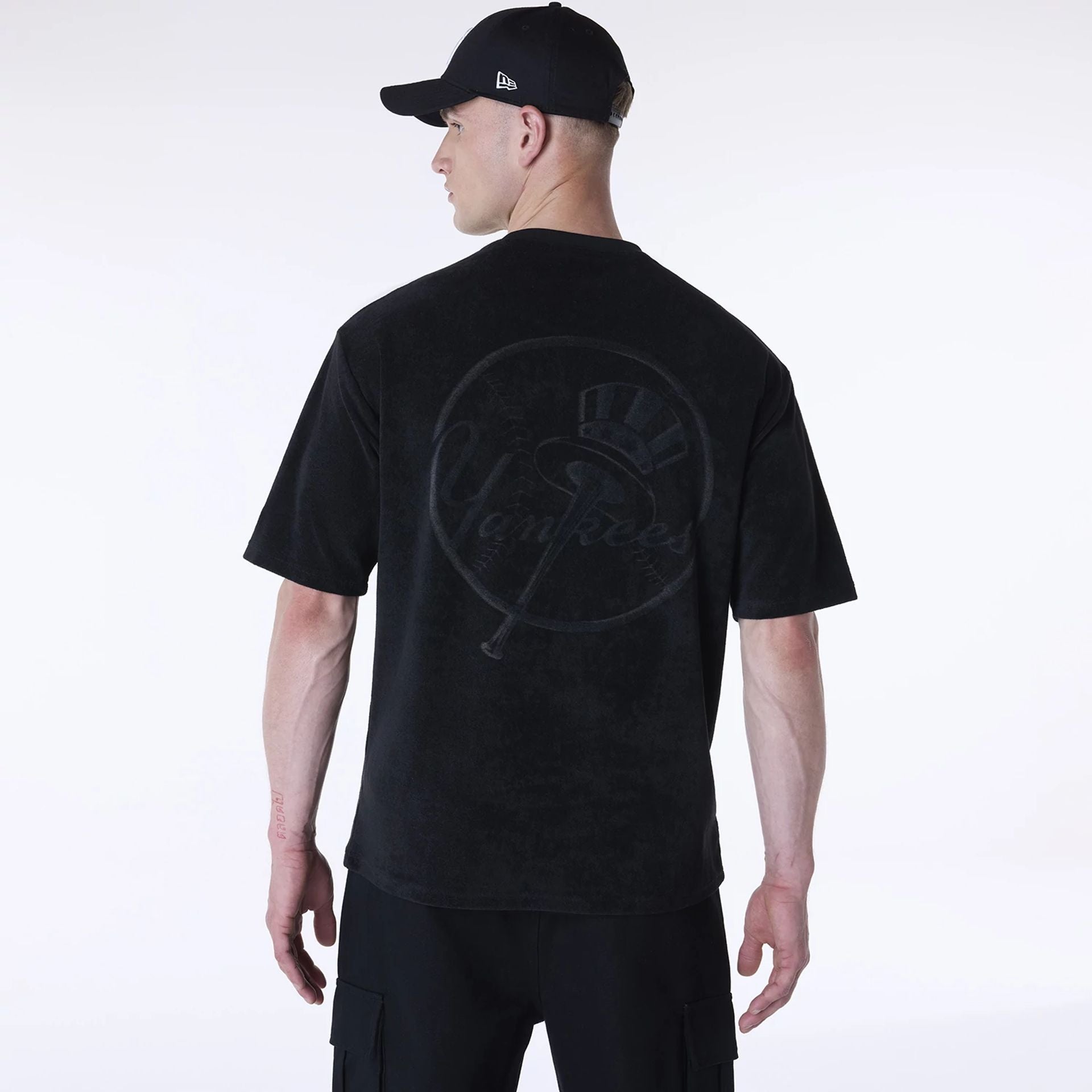 The Male model is wearing New York Yankees MLB Towelling Black Oversized T-Shirt 2