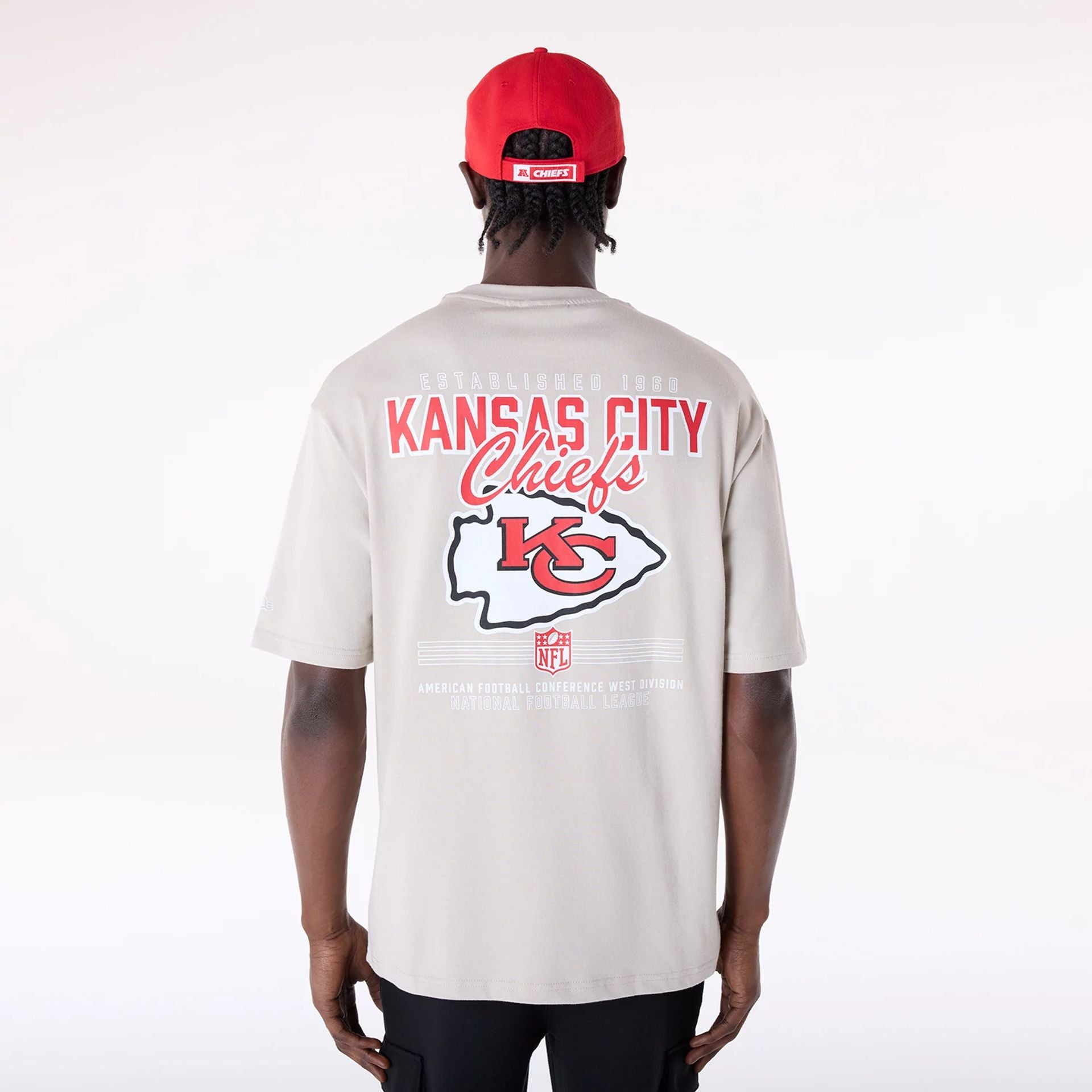 The Male model is wearing Kansas City Chiefs NFL Graphic Cream T-Shirt 2