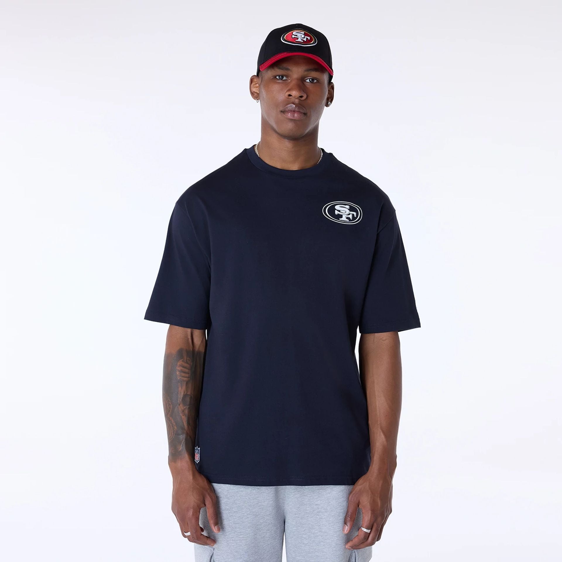 The Male model is wearing San Francisco 49Ers Super Bowl Graphic Navy Oversized T-Shirt 1