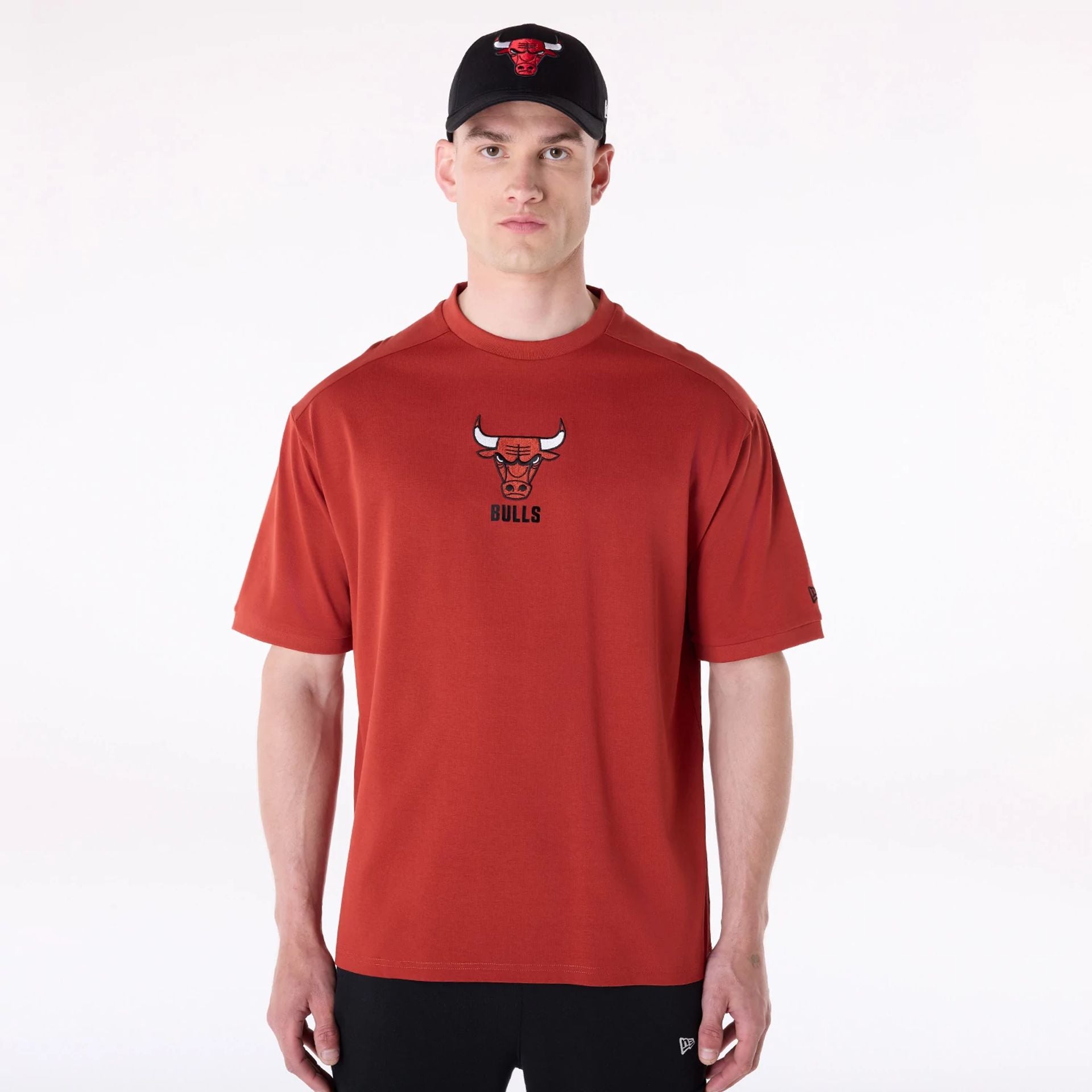 The Male model is wearing Chicago Bulls NBA Wordmark Red Oversized T-Shirt 1