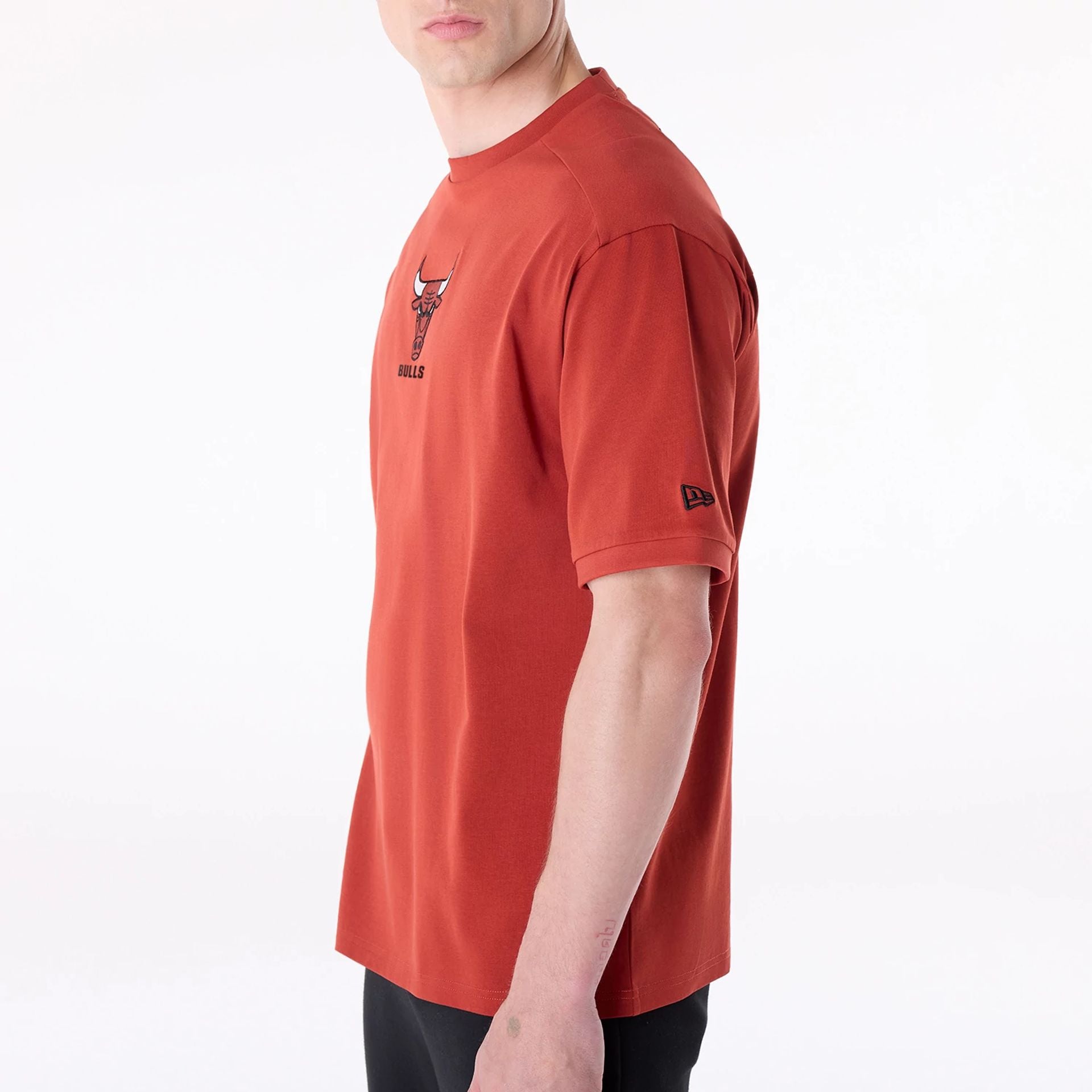 The Male model is wearing Chicago Bulls NBA Wordmark Red Oversized T-Shirt 3