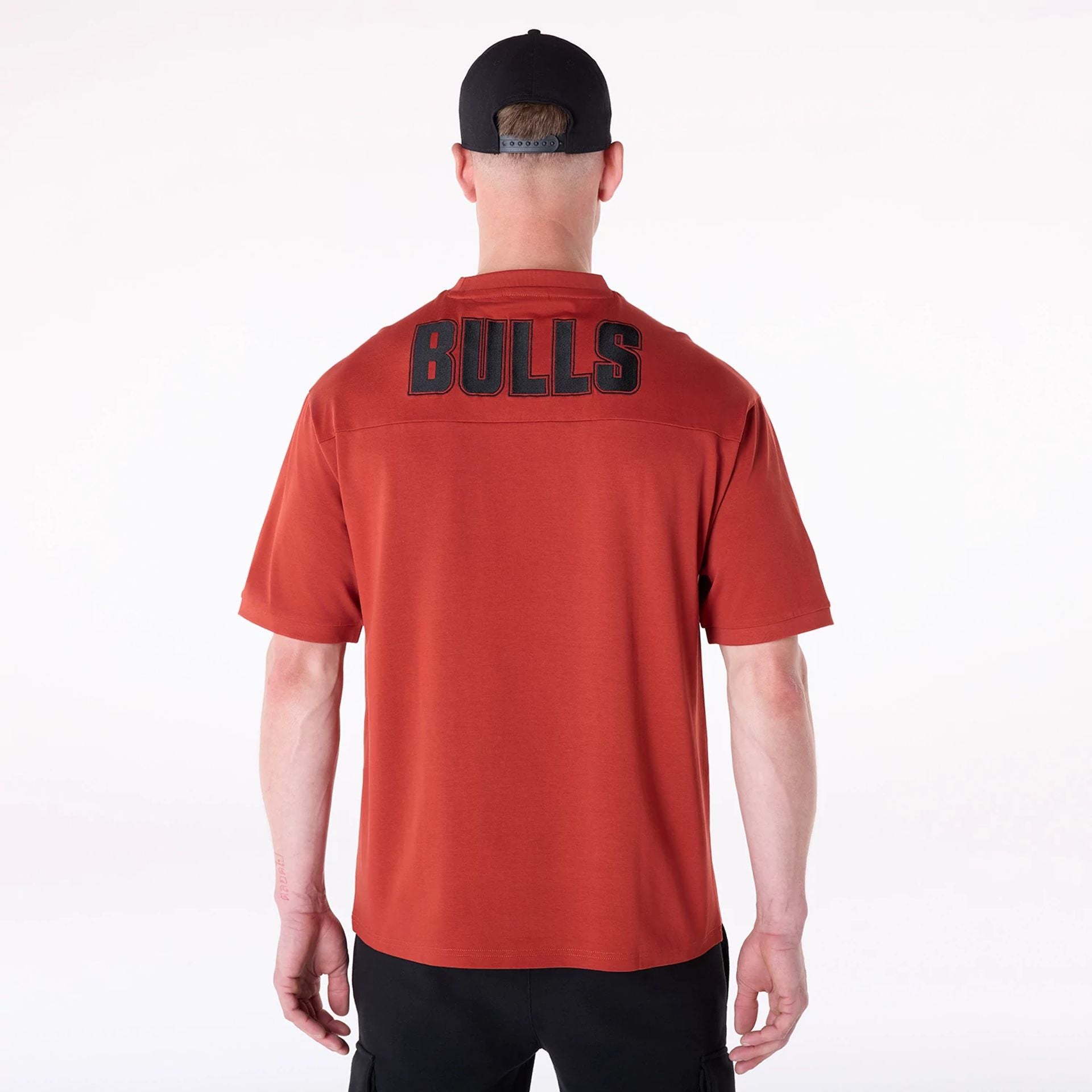 The Male model is wearing Chicago Bulls NBA Wordmark Red Oversized T-Shirt 2