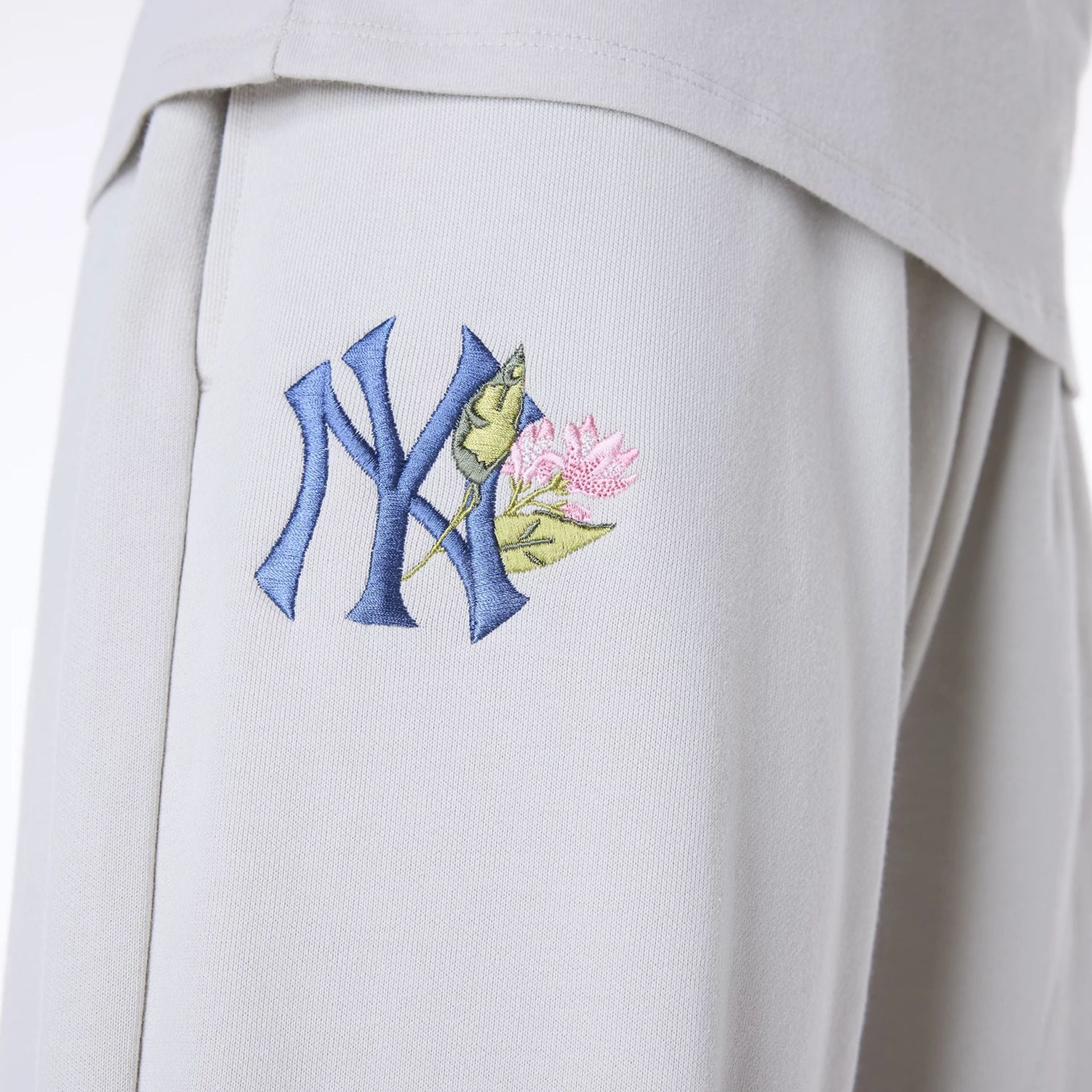 The Female model is wearing New York Yankees Womens MLB Floral Light Beige Joggers 7