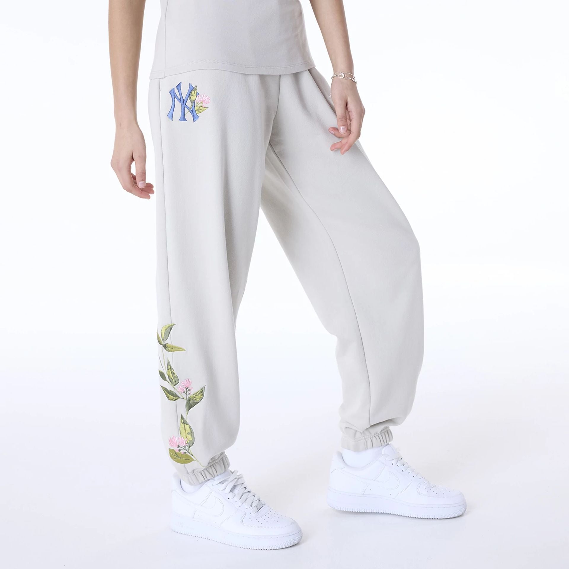 The Female model is wearing New York Yankees Womens MLB Floral Light Beige Joggers 1