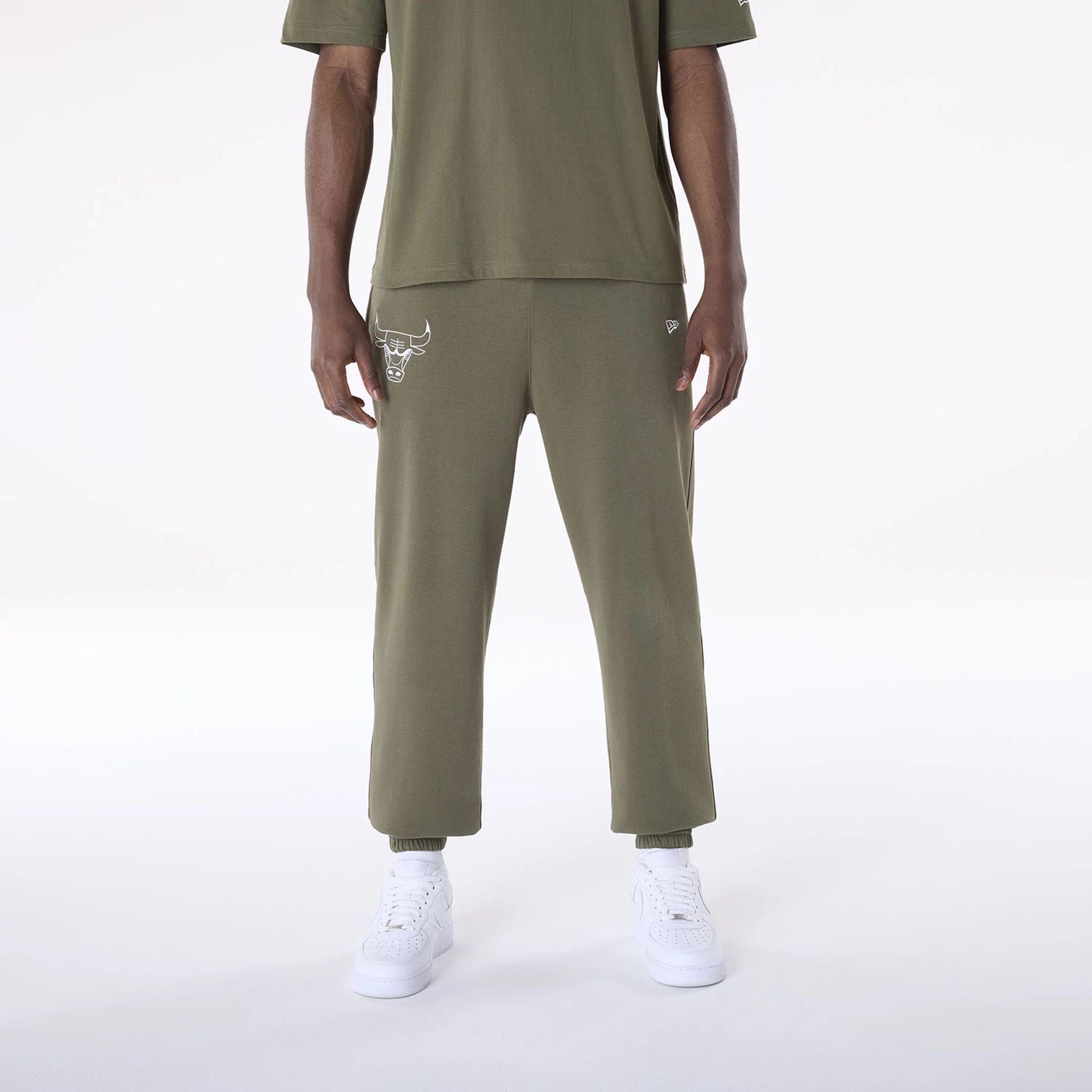 The Male model is wearing Chicago Bulls NBA League Essential Green Fleece Joggers 1