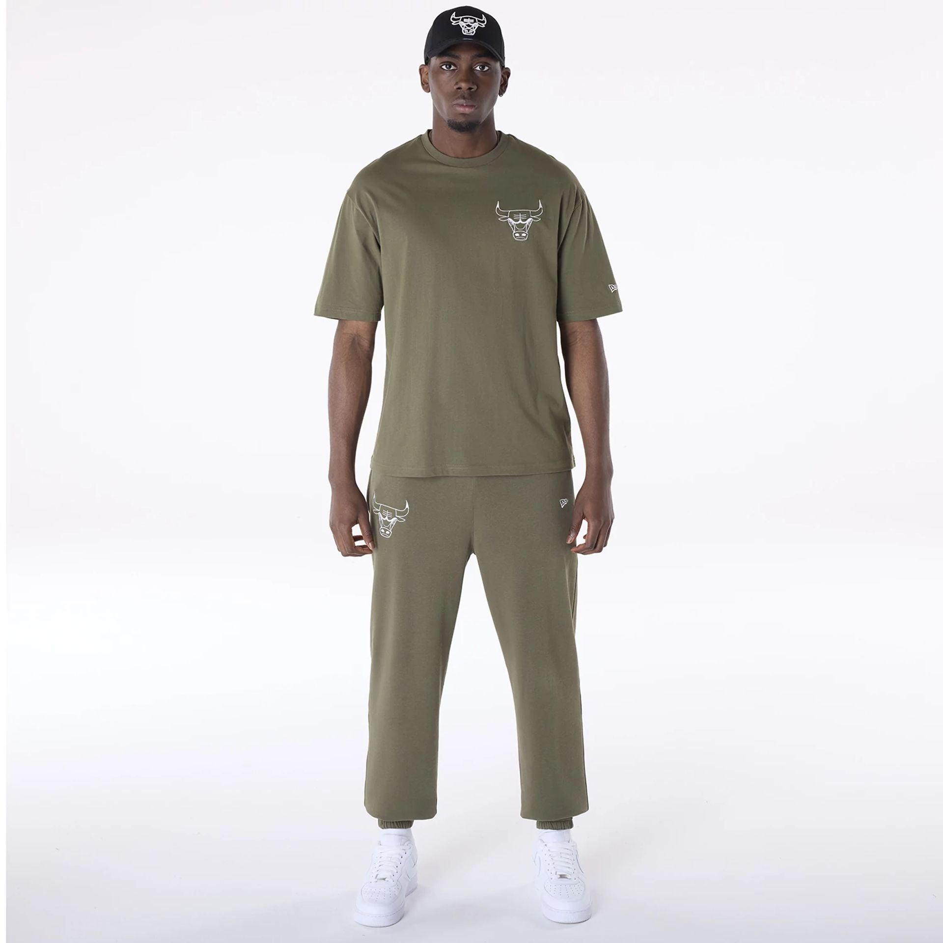 The Male model is wearing Chicago Bulls NBA League Essential Green Fleece Joggers 2