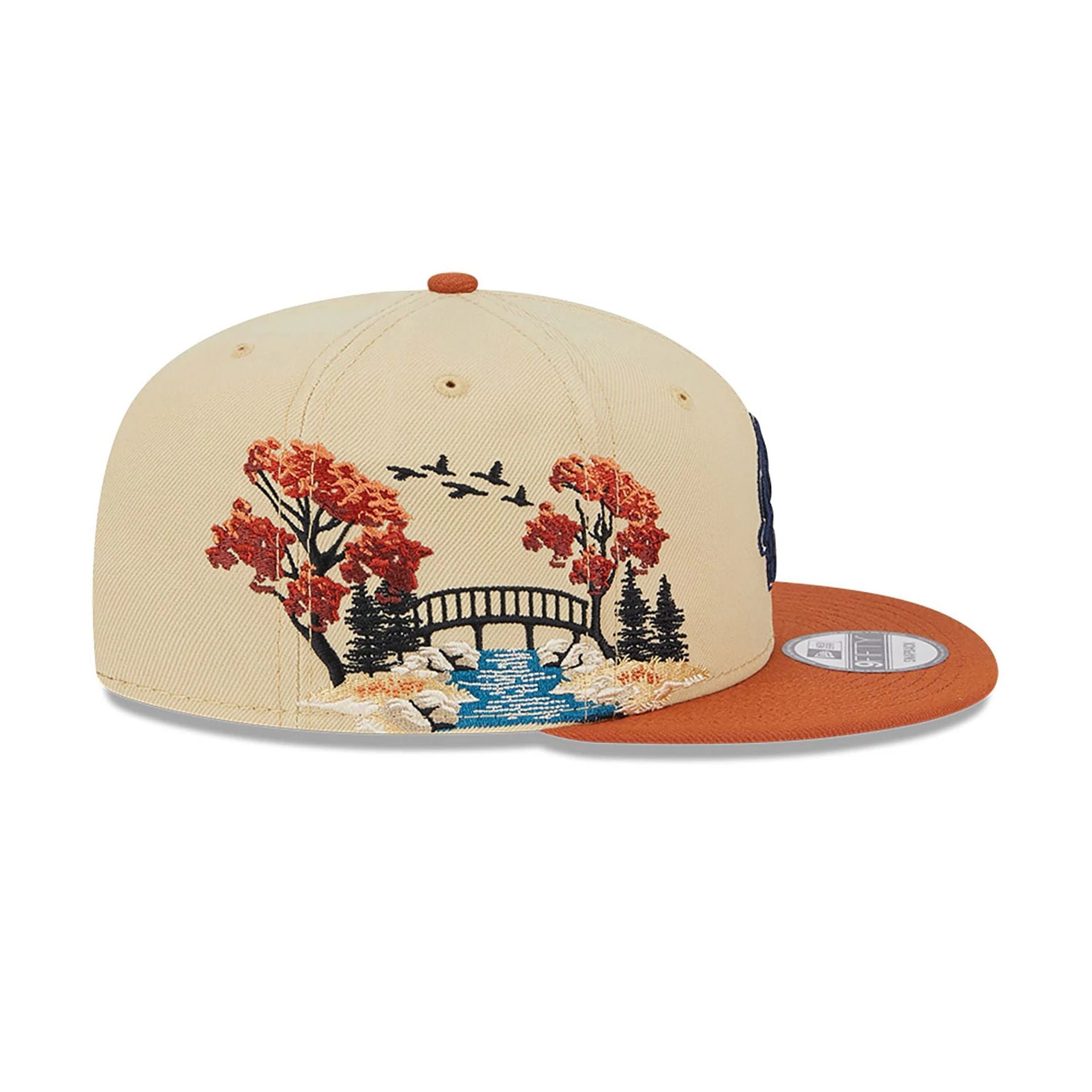 This is a Chicago Cubs Fall Landscape Light Beige 9FIFTY Snapback Cap 6