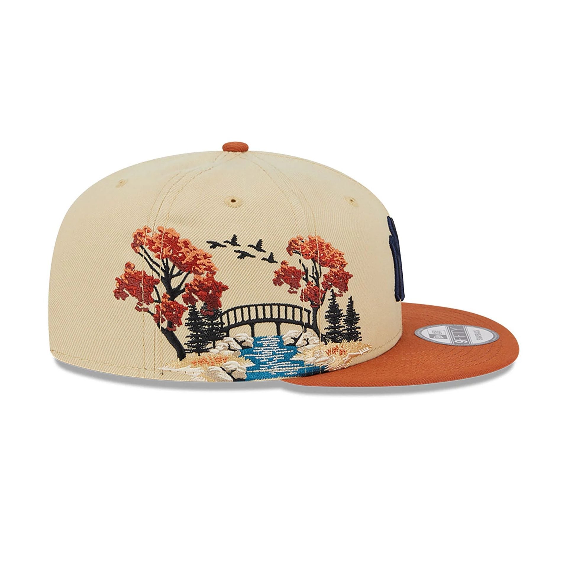 This is a New York Yankees Fall Landscape Light Beige 9FIFTY Snapback Cap 6