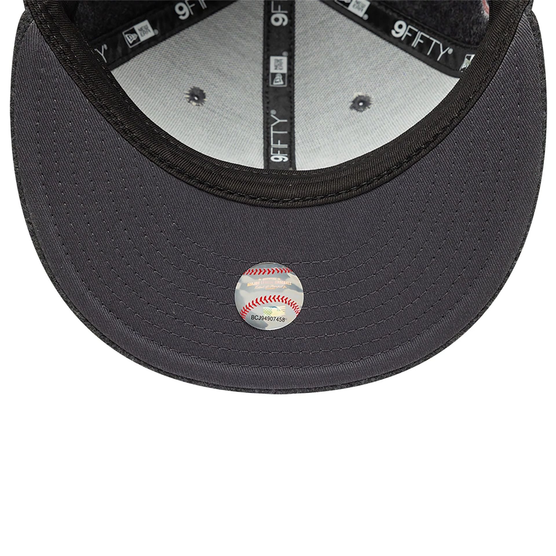 This is a New York Yankees Melton Patch Grey 9FIFTY Snapback Adjustable Cap 4