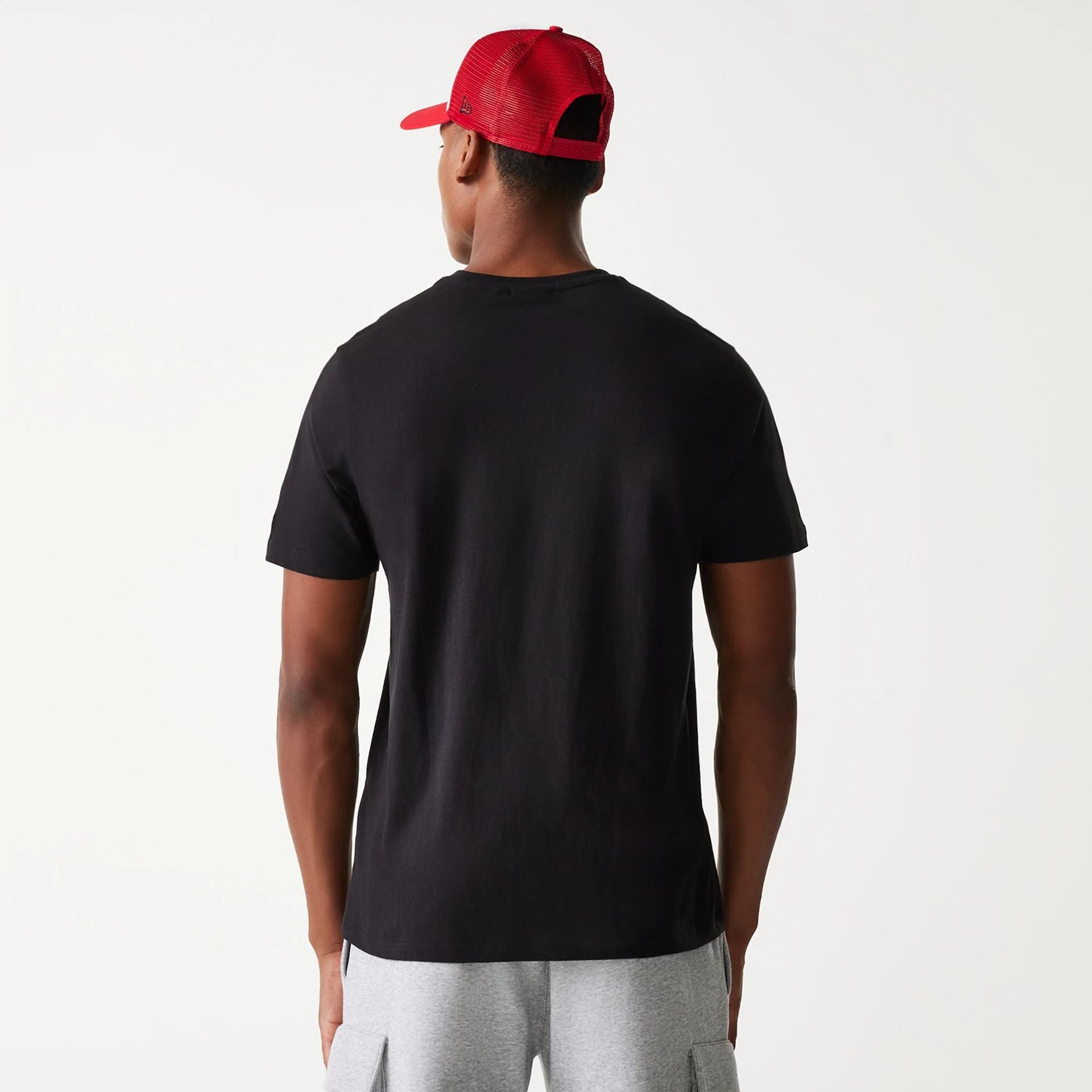 The Male model is wearing Chicago Bulls NBA Black T-Shirt 2