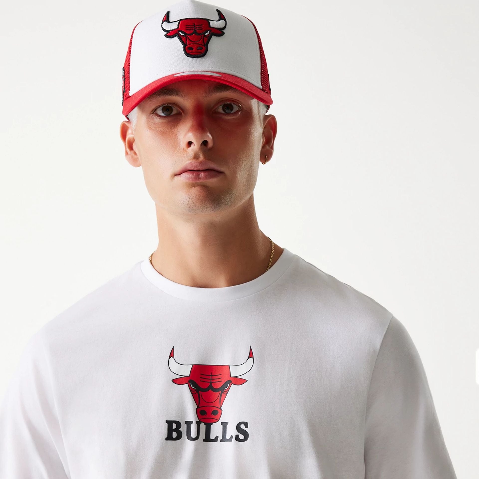 The Male model is wearing Chicago Bulls NBA White T-Shirt 4