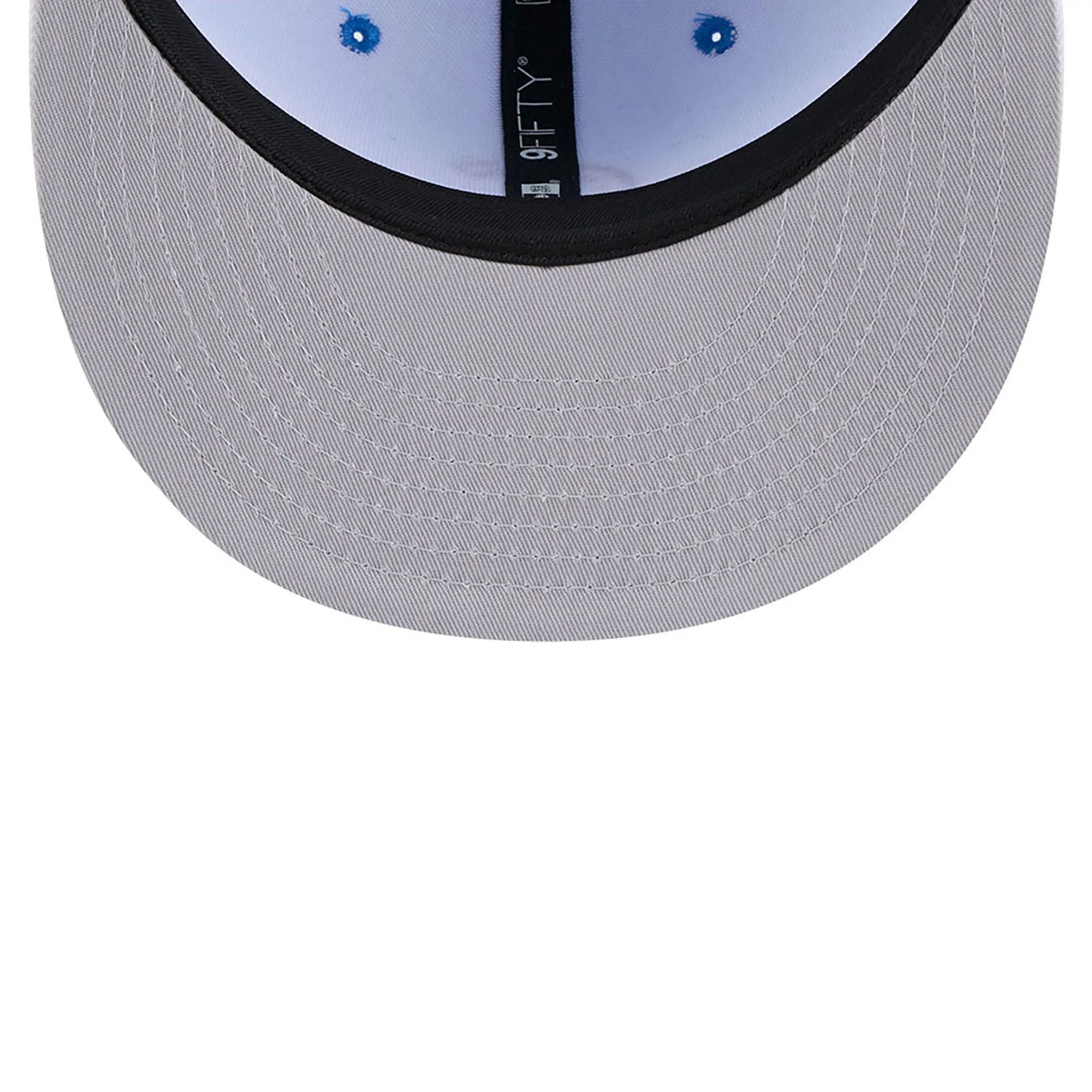 This is a Chicago Cubs Winter Photoreal Blue 9FIFTY Snapback Cap 2