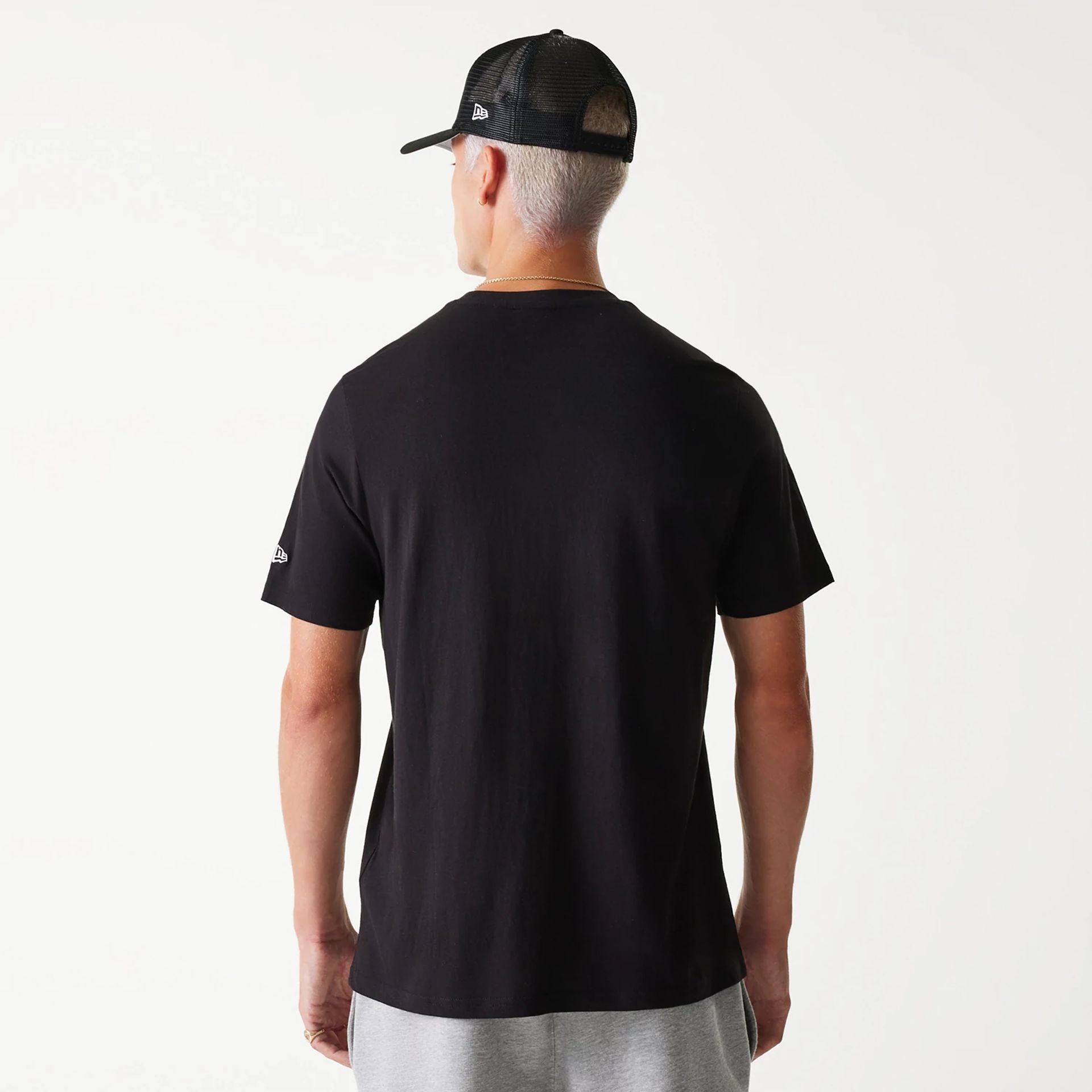 The Male model is wearing Chicago Bulls NBA Wordmark Black T-Shirt 2