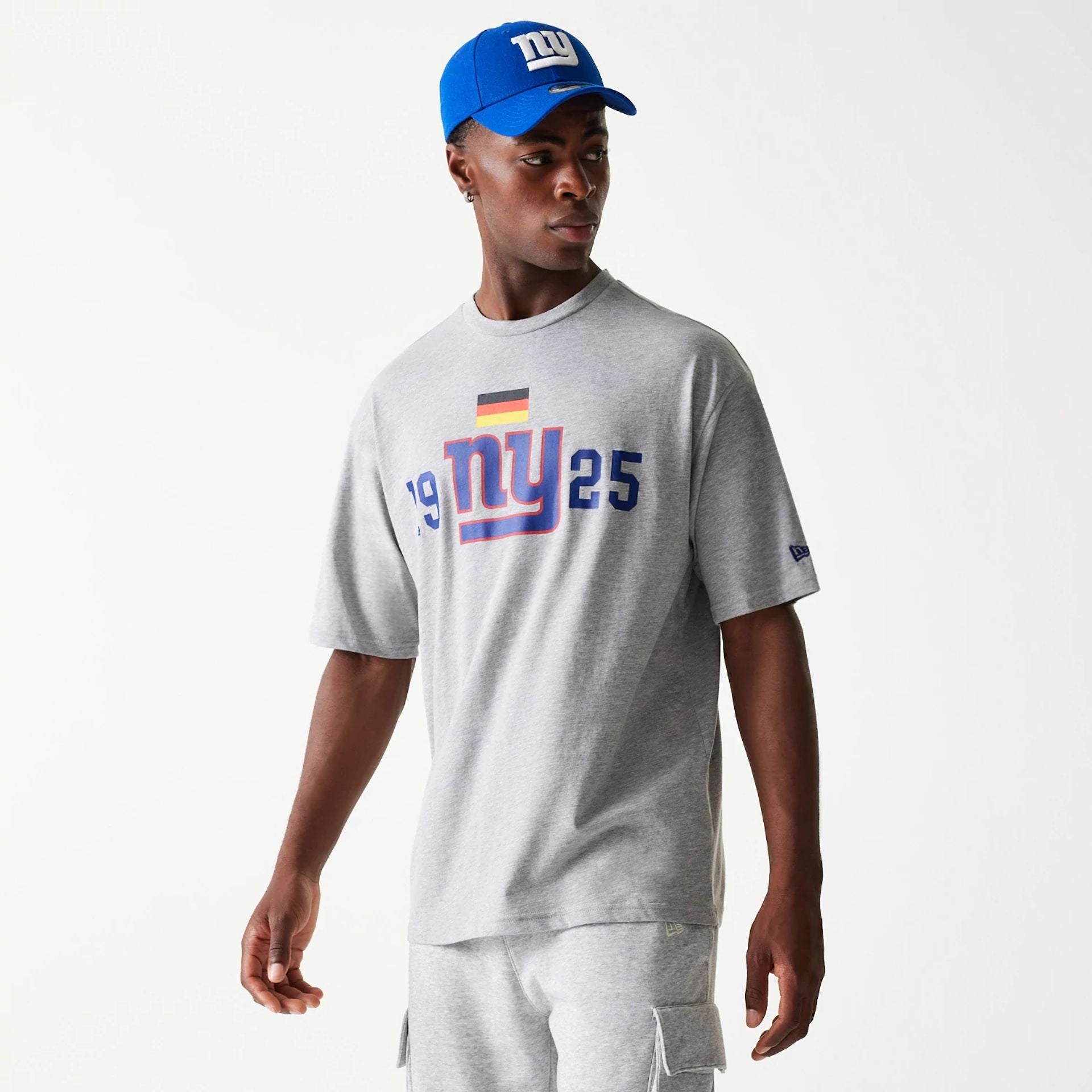 The Male model is wearing New York Giants NFL Games Square Arch Grey Oversized T-Shirt 1