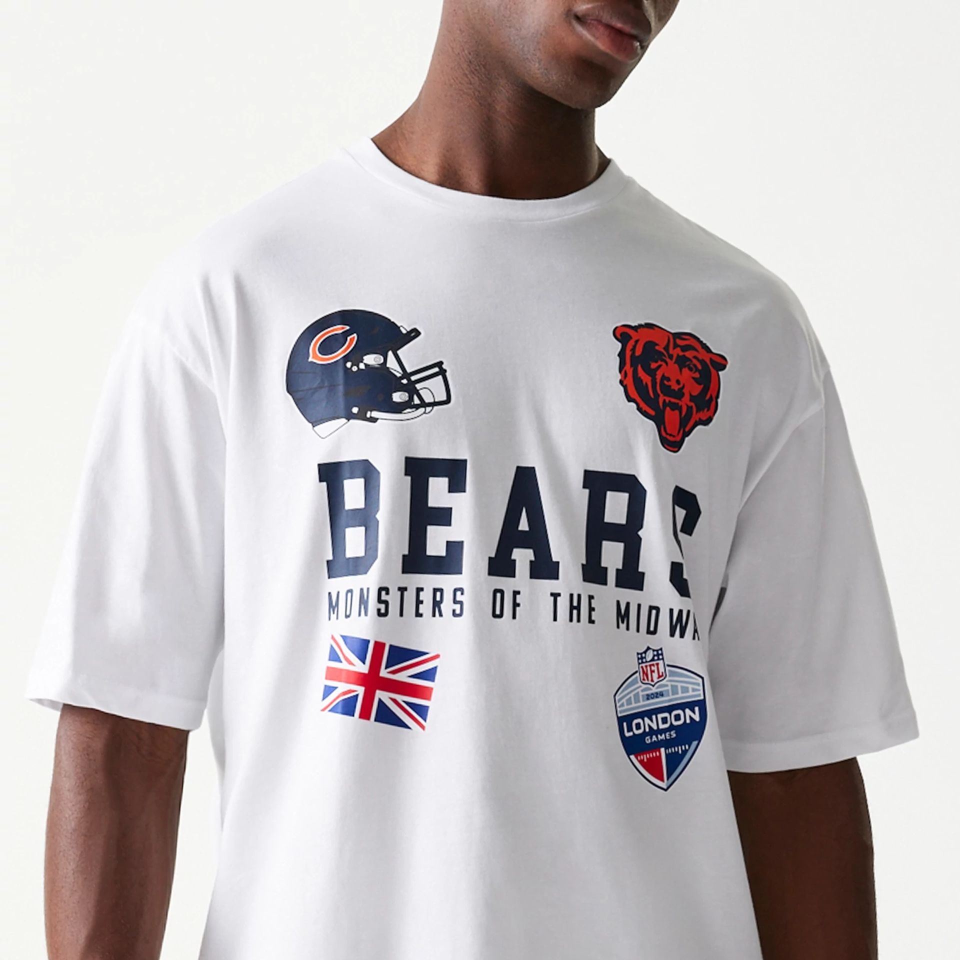 The Male model is wearing Chicago Bears NFL Games Collegiate White Oversized T-Shirt 2