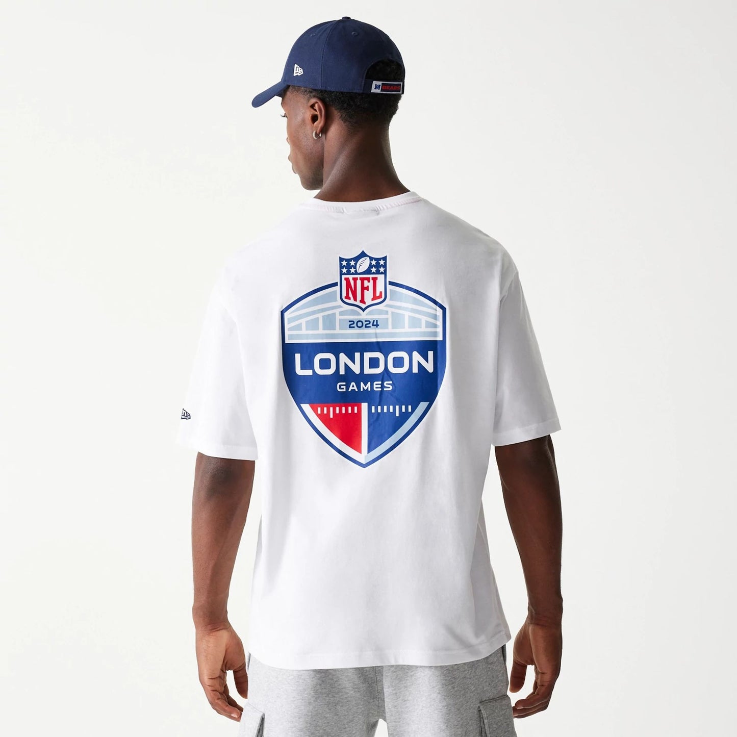 The Male model is wearing Chicago Bears NFL Games Collegiate White Oversized T-Shirt 7