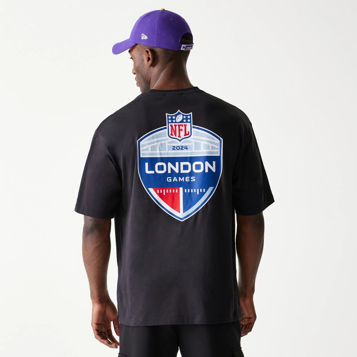 The Male model is wearing Minnesota Vikings NFL Games Collegiate Black Oversized T-Shirt 7