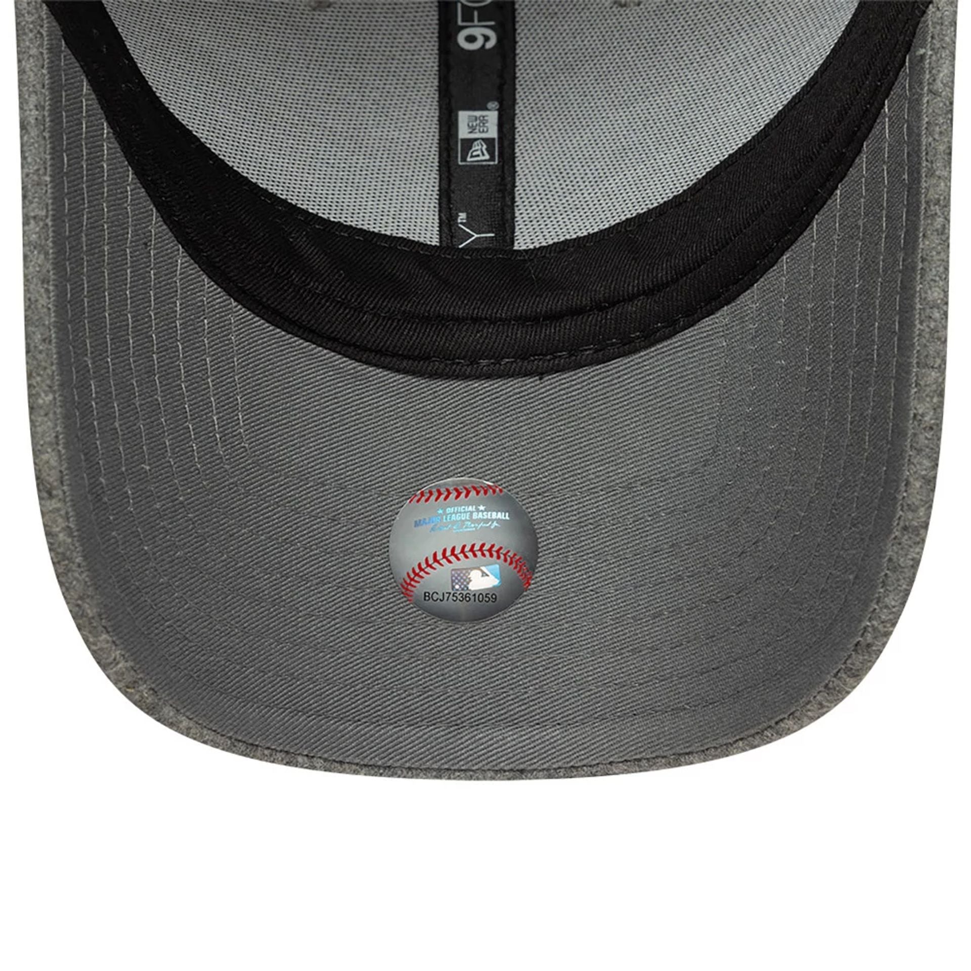 This is a New York Yankees Melton Grey 9FORTY Adjustable Cap 4